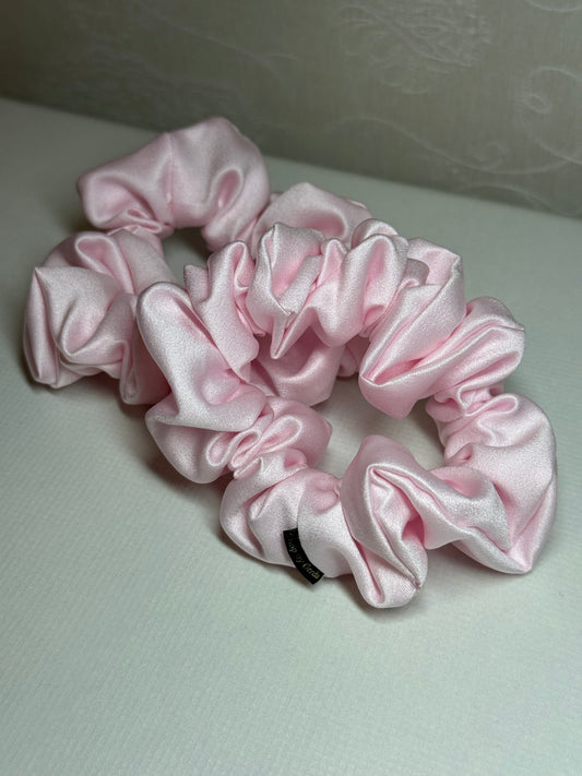 Šviesiai rožinė su blizgesiu nesiglamžanti gumelė M dydis