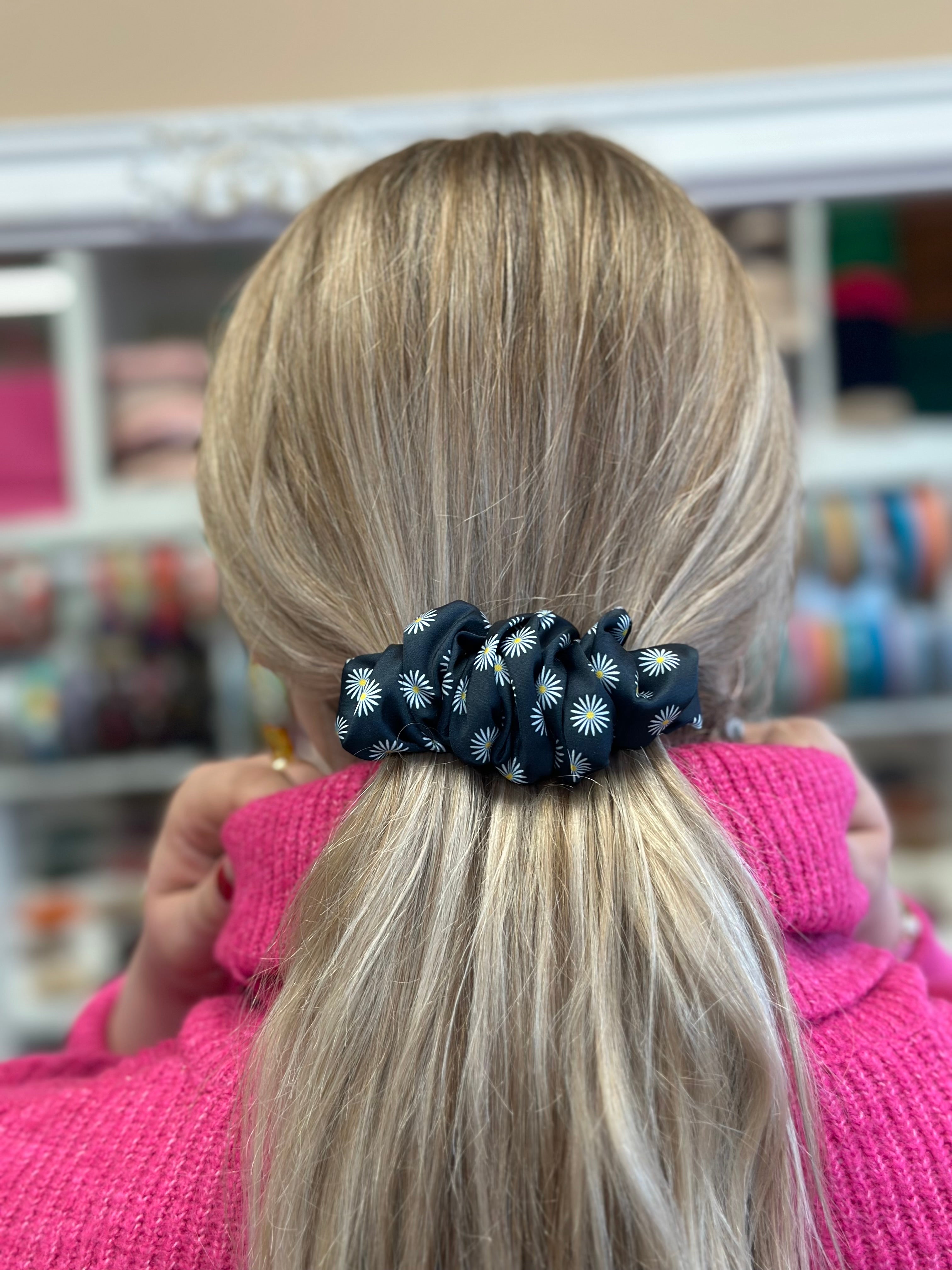Shop by Gerda juodas su ramunėlėmis segtukas