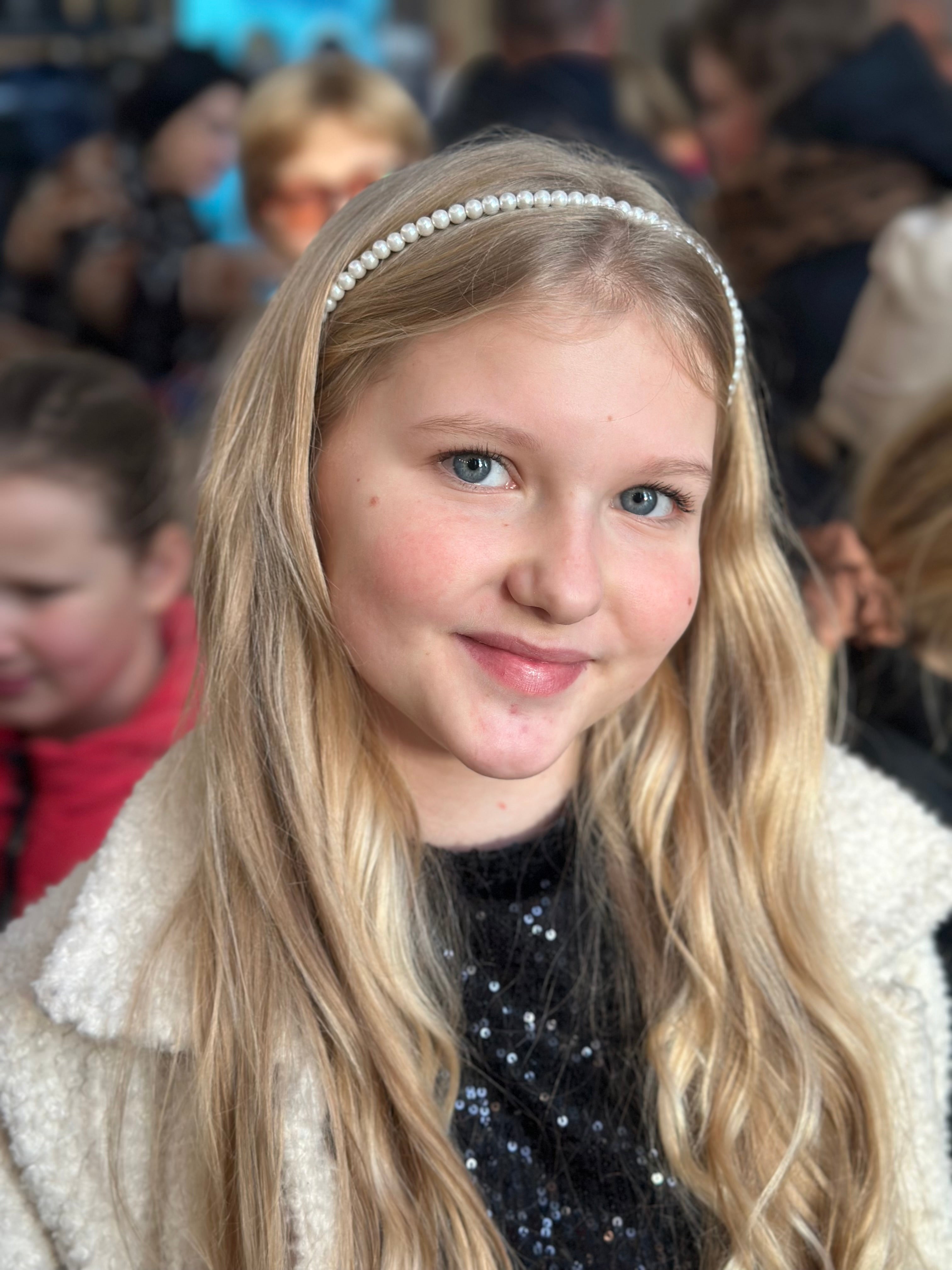 Baltų perliukų minimalistinis lankelis