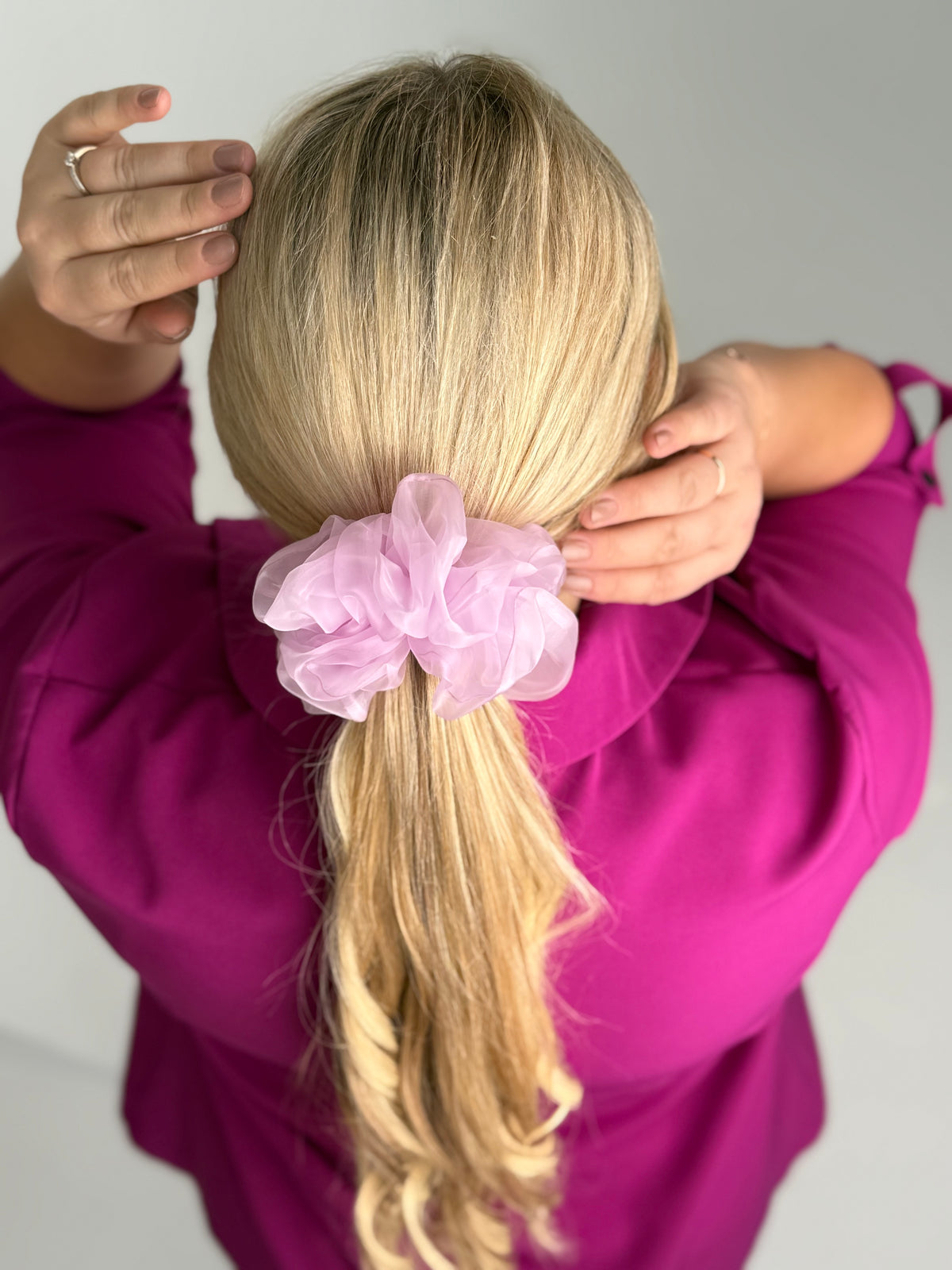 Šviesi alyvinė organzos gumelė