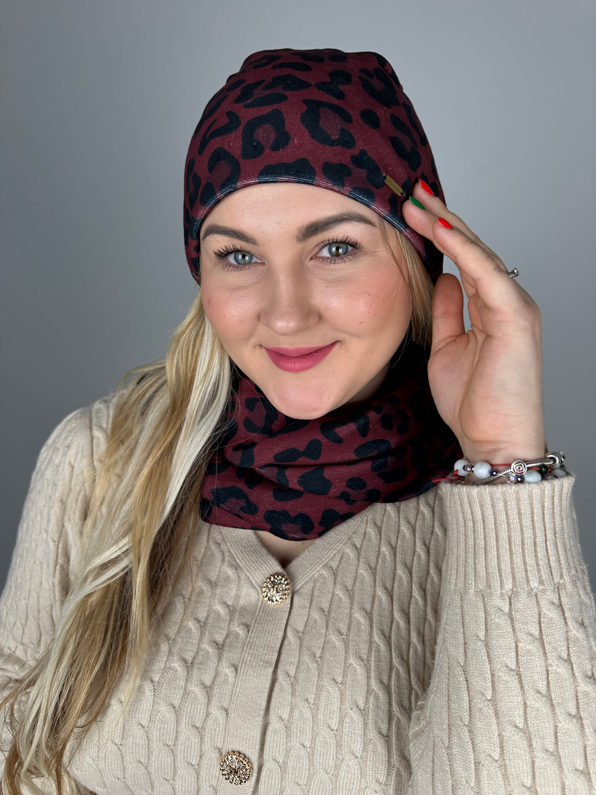 Bordo leopardo veliūro kepurė