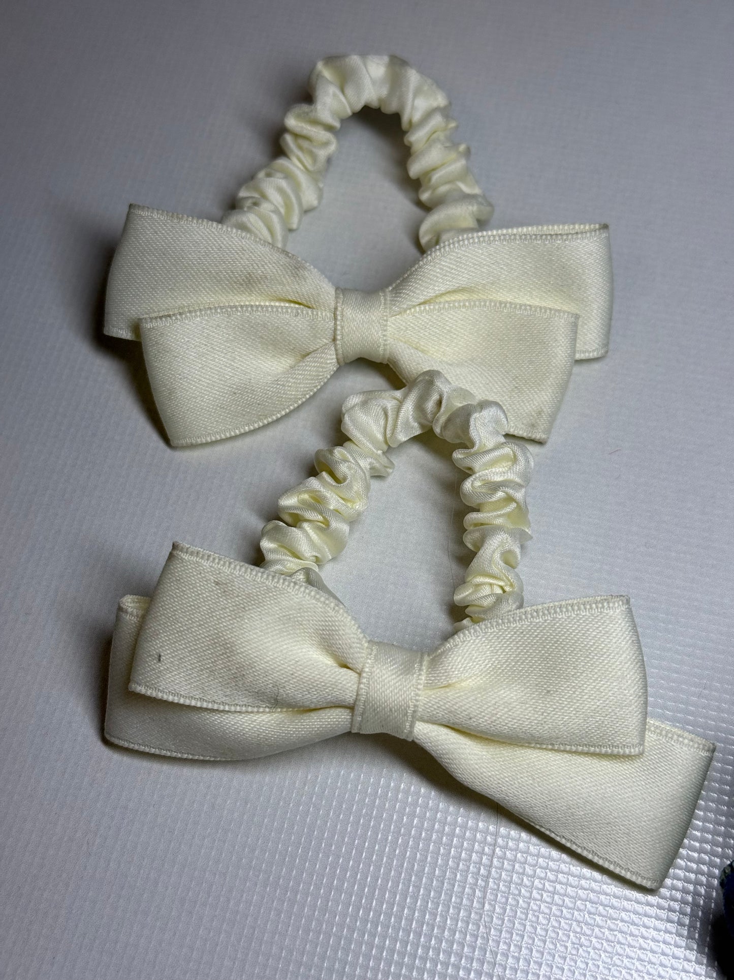 Kreminė gumelė su kaspinėliu. Kleckuota!