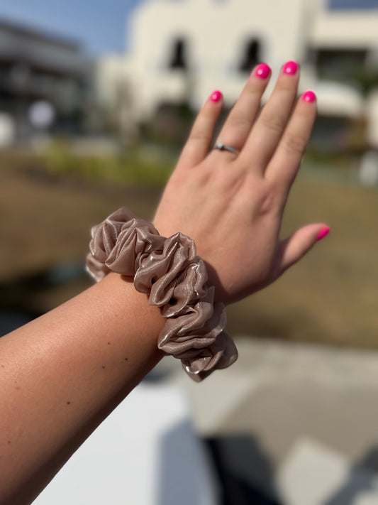 Latte perlamutrinė organzos gumelė