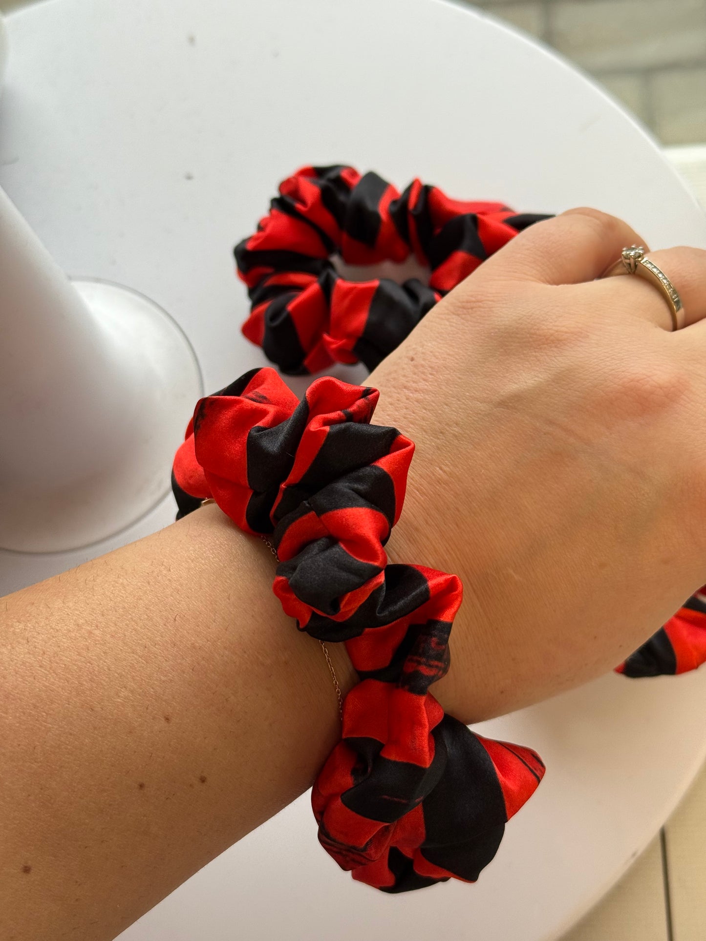 Kolekcinio šilko raudona & juoda natūralaus 100% šilko gumelė