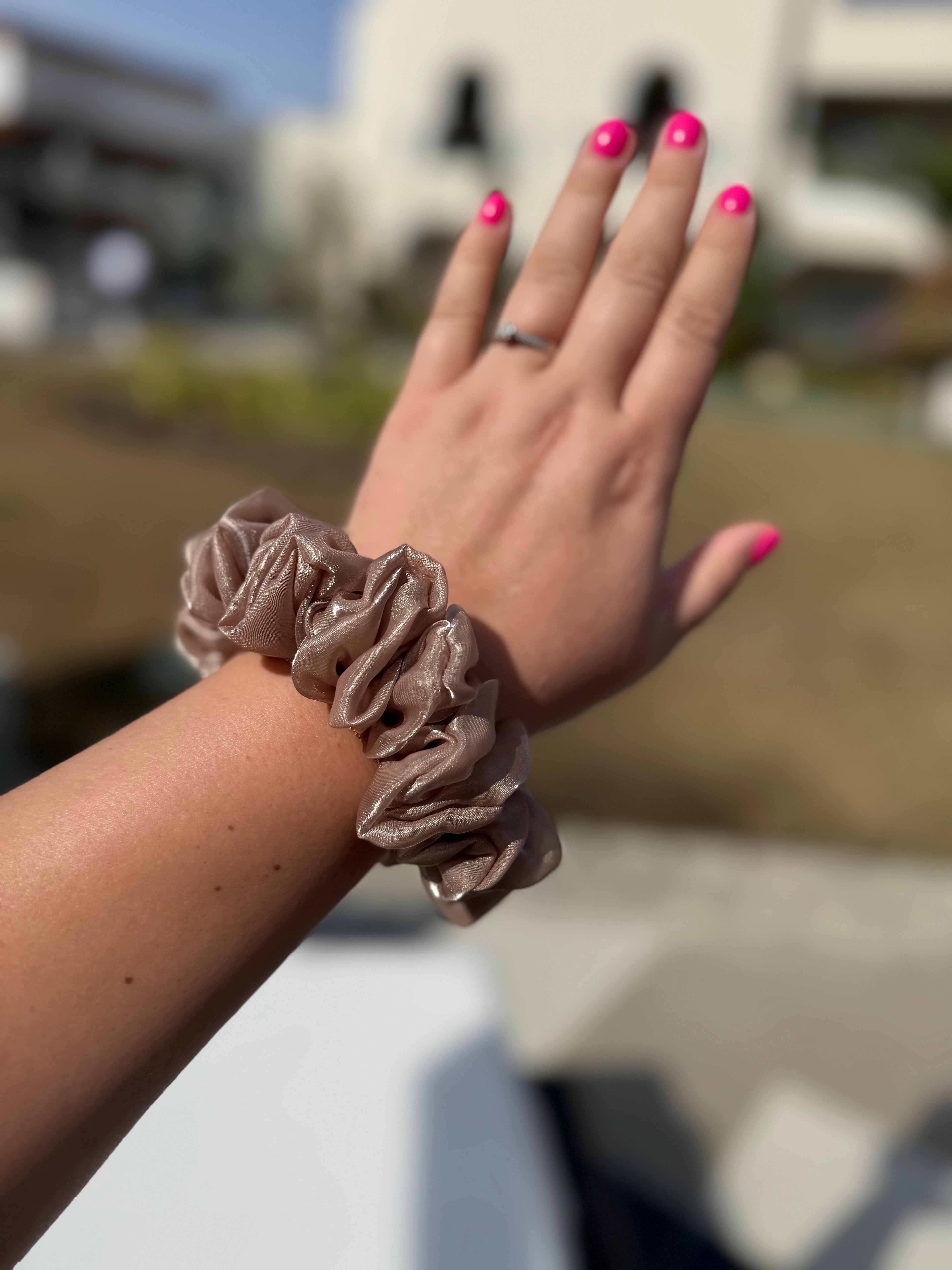 Latte perlamutrinė organzos gumelė