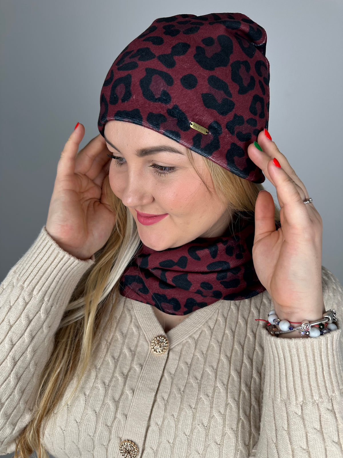 Bordo leopardo veliūro kepurė