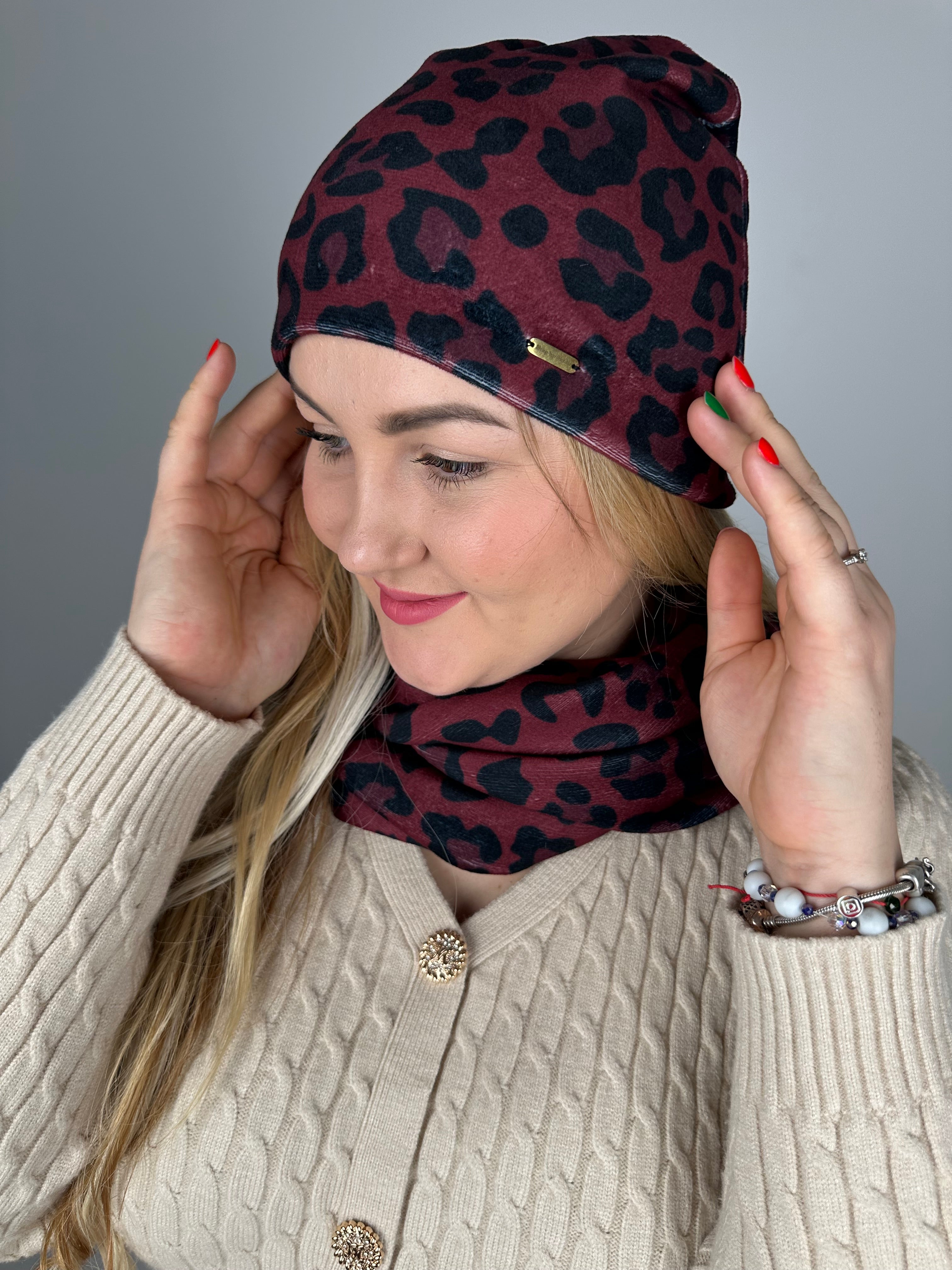 Bordo leopardo veliūro kepurė