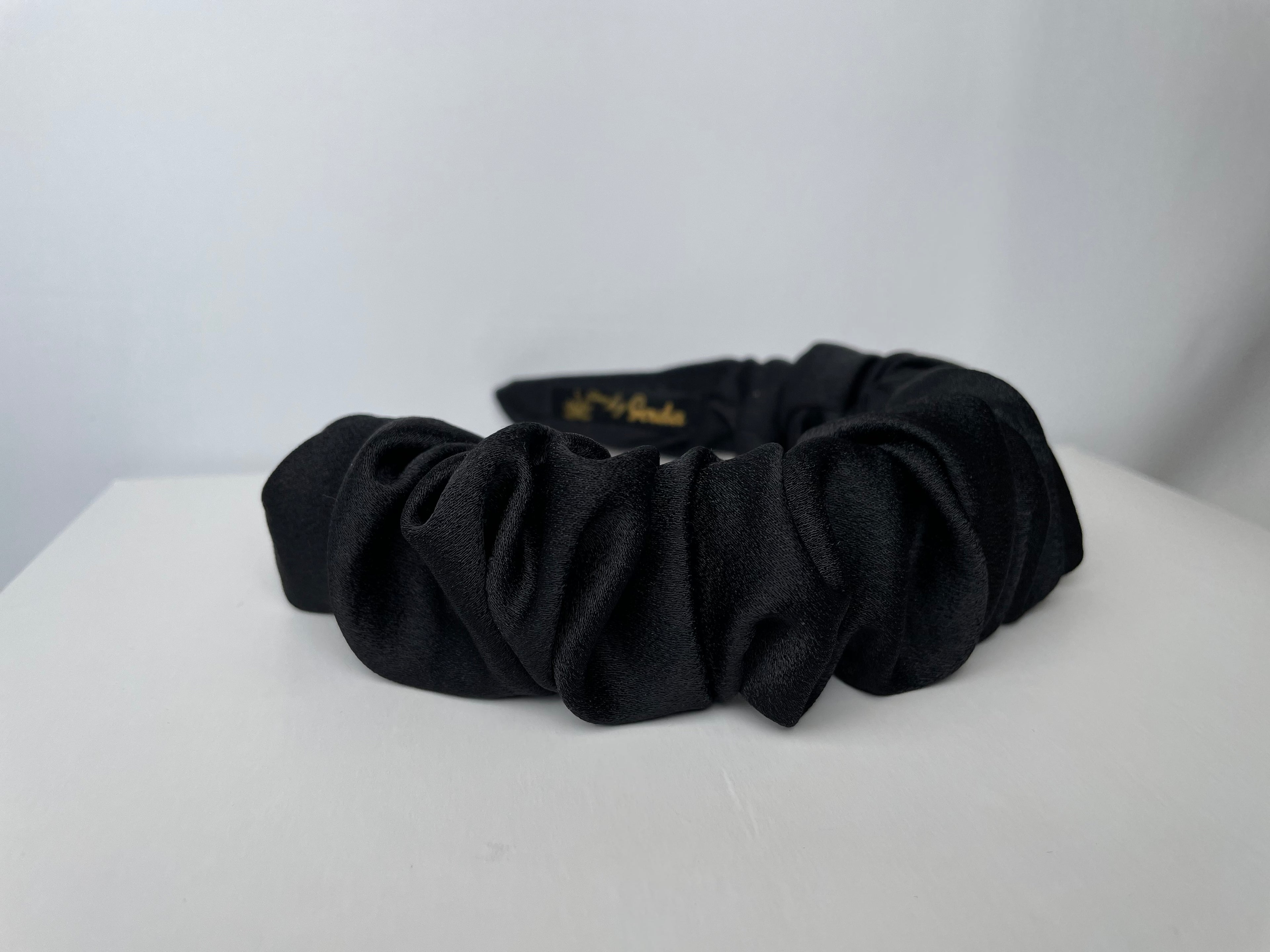 Juodas rauktas lankelis