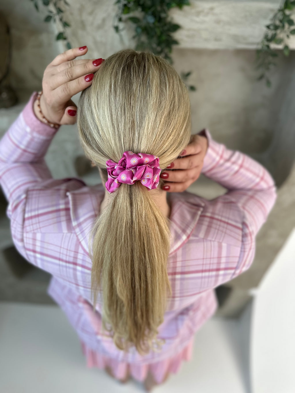 Rožinė gumelė su ramunėlėmis | SBG dizainas