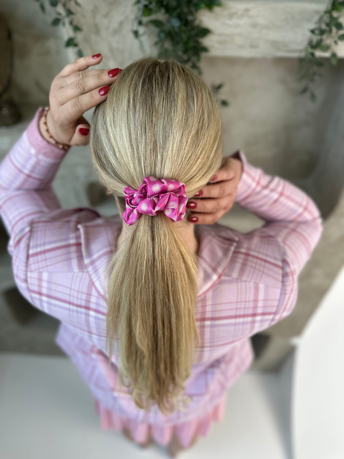 Rožinė gumelė su ramunėlėmis | SBG dizainas