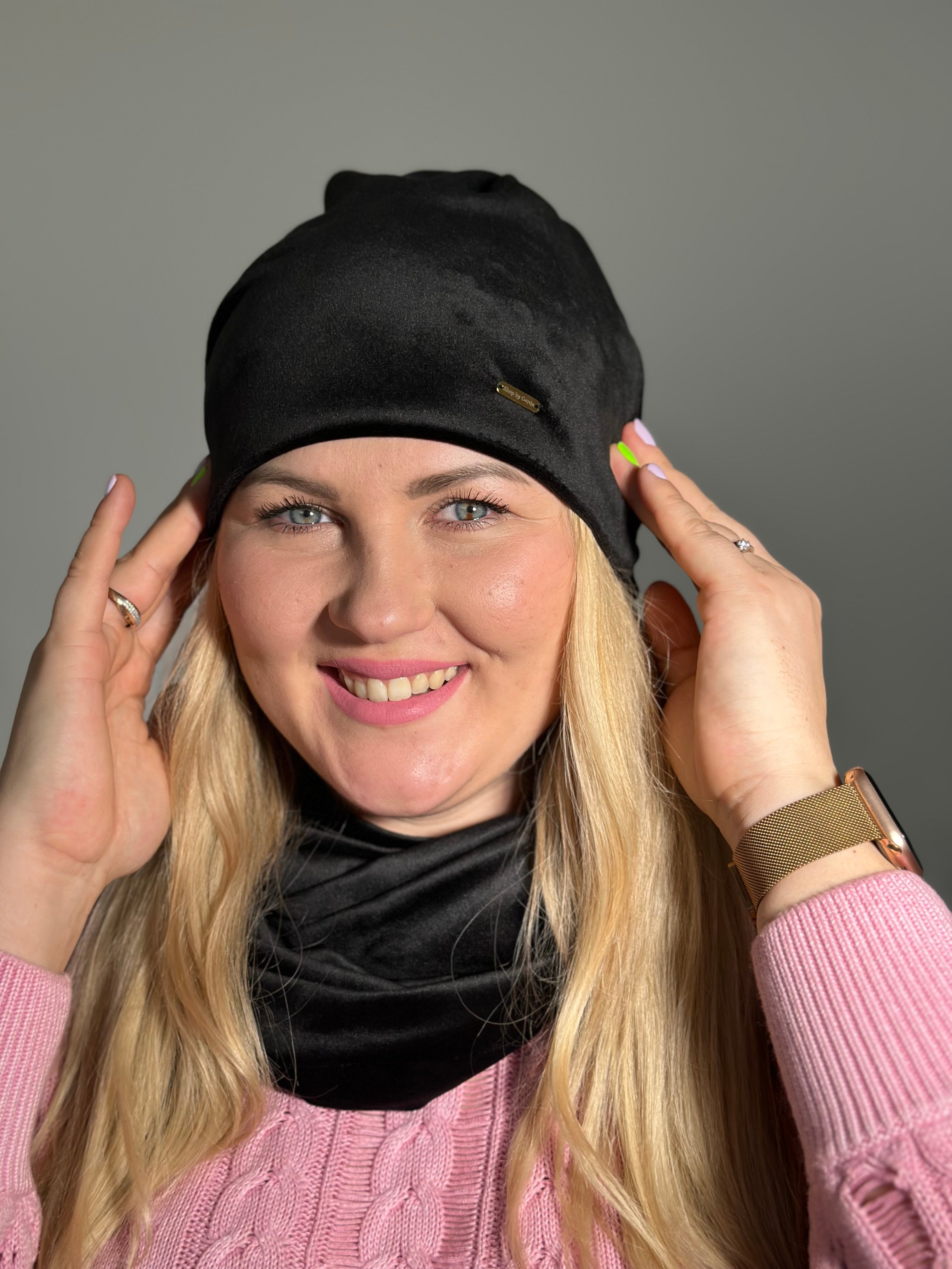 Juoda veliūro kepurė