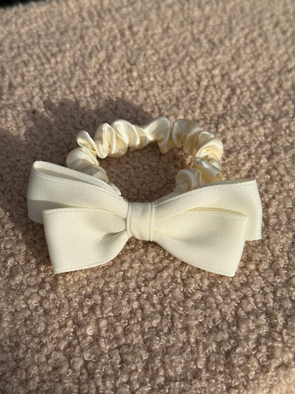 Kreminė satino gumelė su kaspinu 🌟