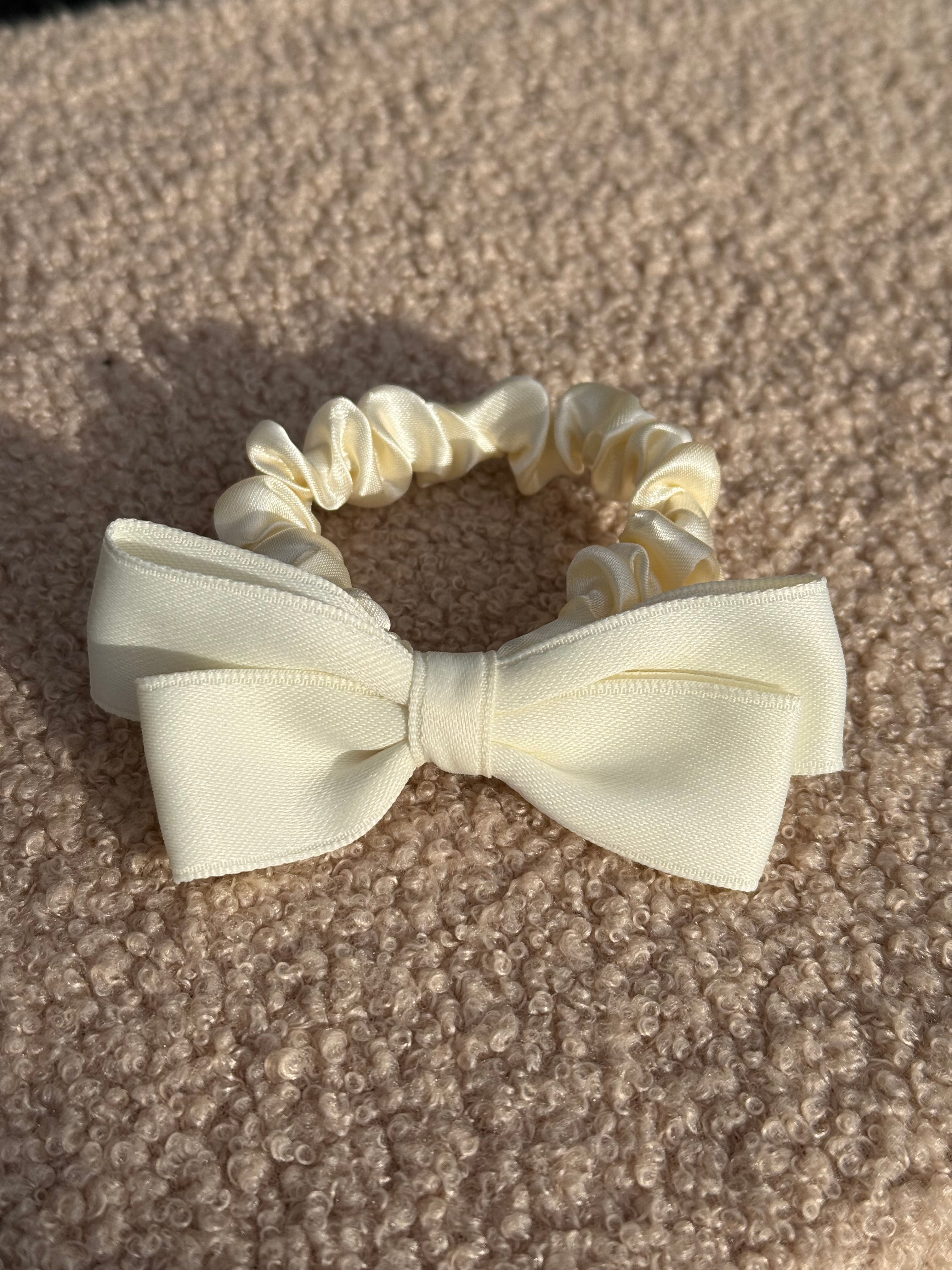 Kreminė satino gumelė su kaspinu 🌟