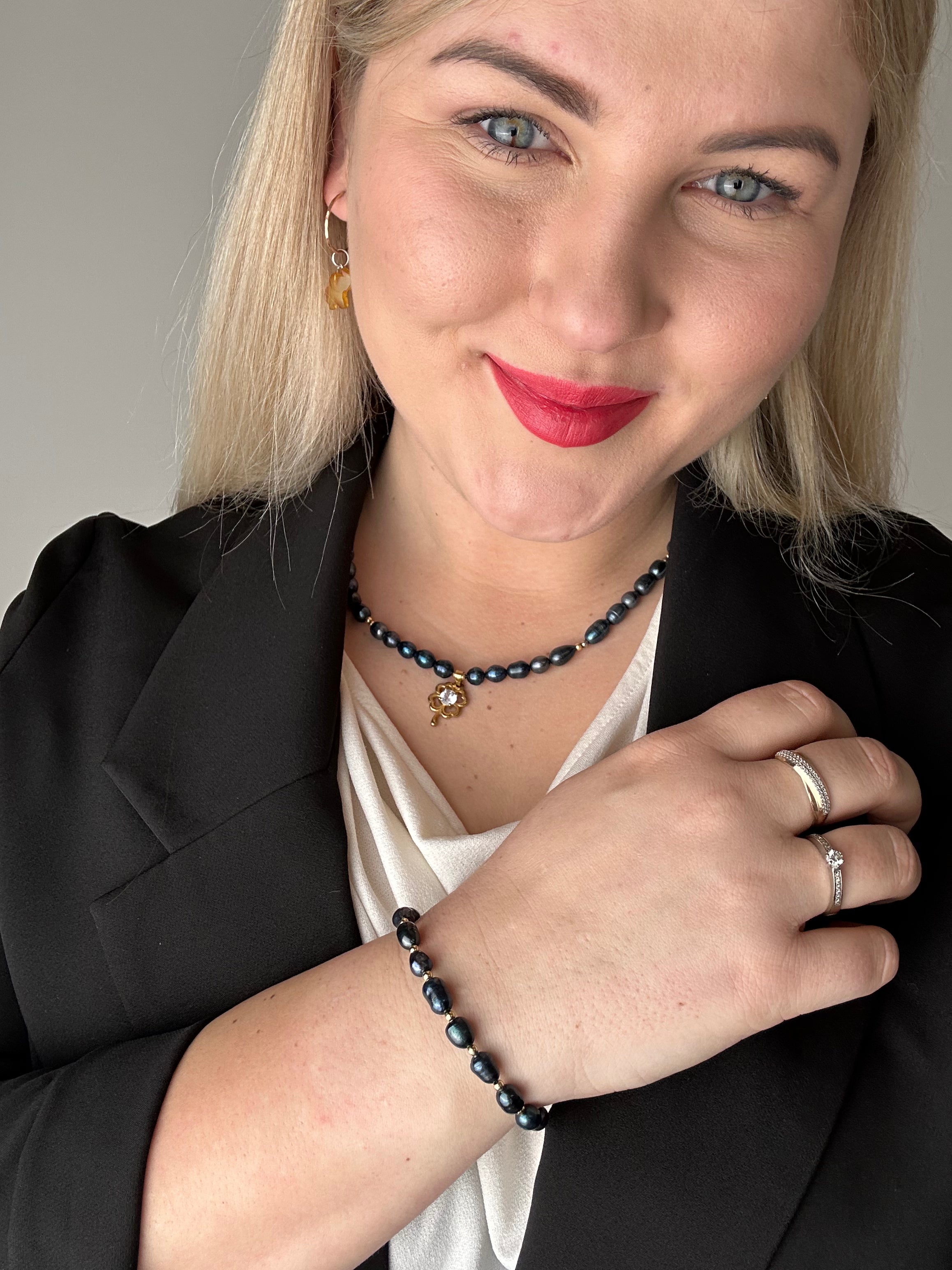 Juodų gėlavandenių perlų vėrinys su keturlapiu dobilu