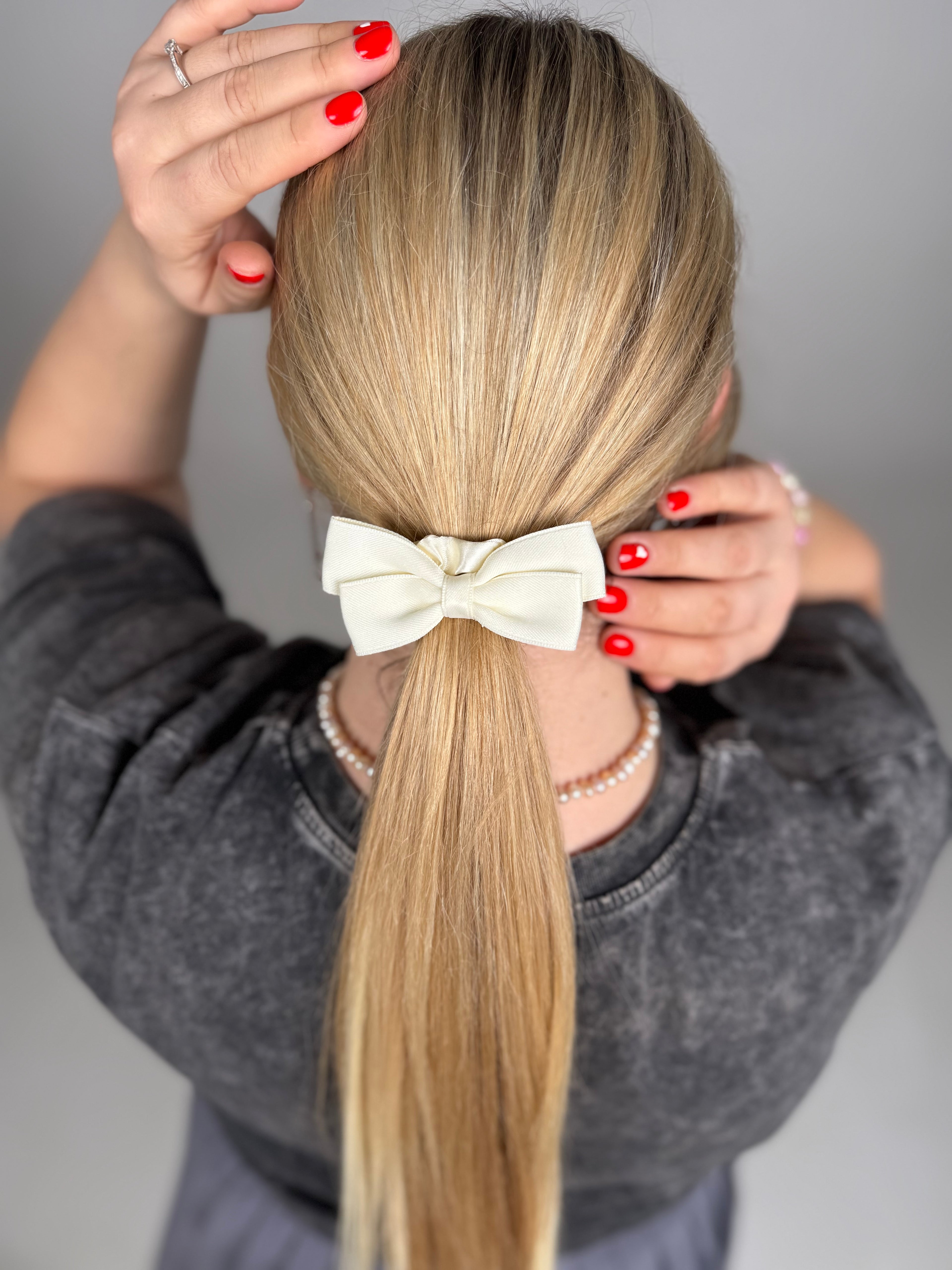 Kreminė satino gumelė su kaspinu 🌟