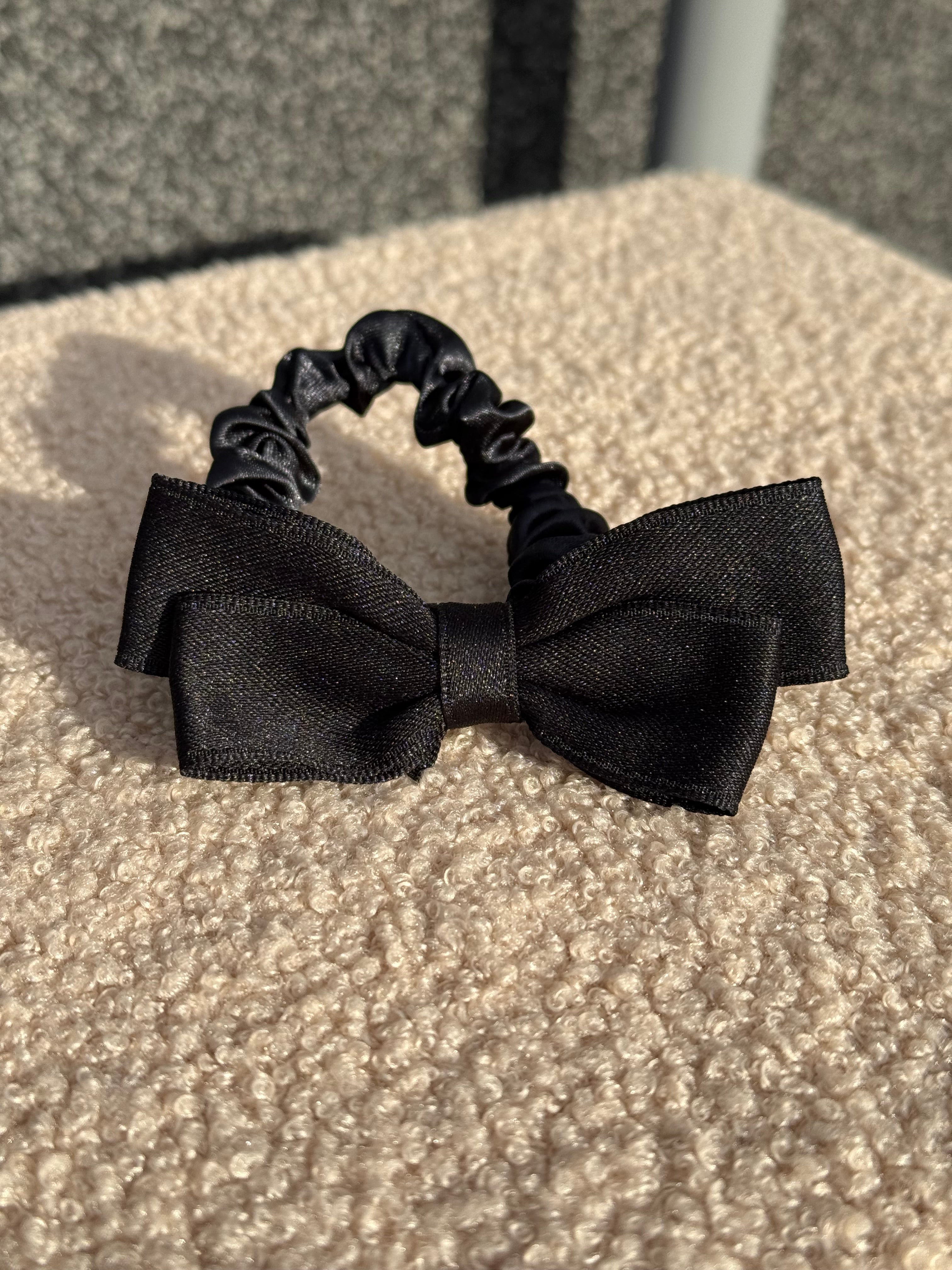 Juoda satino gumelė su kaspinu 🖤