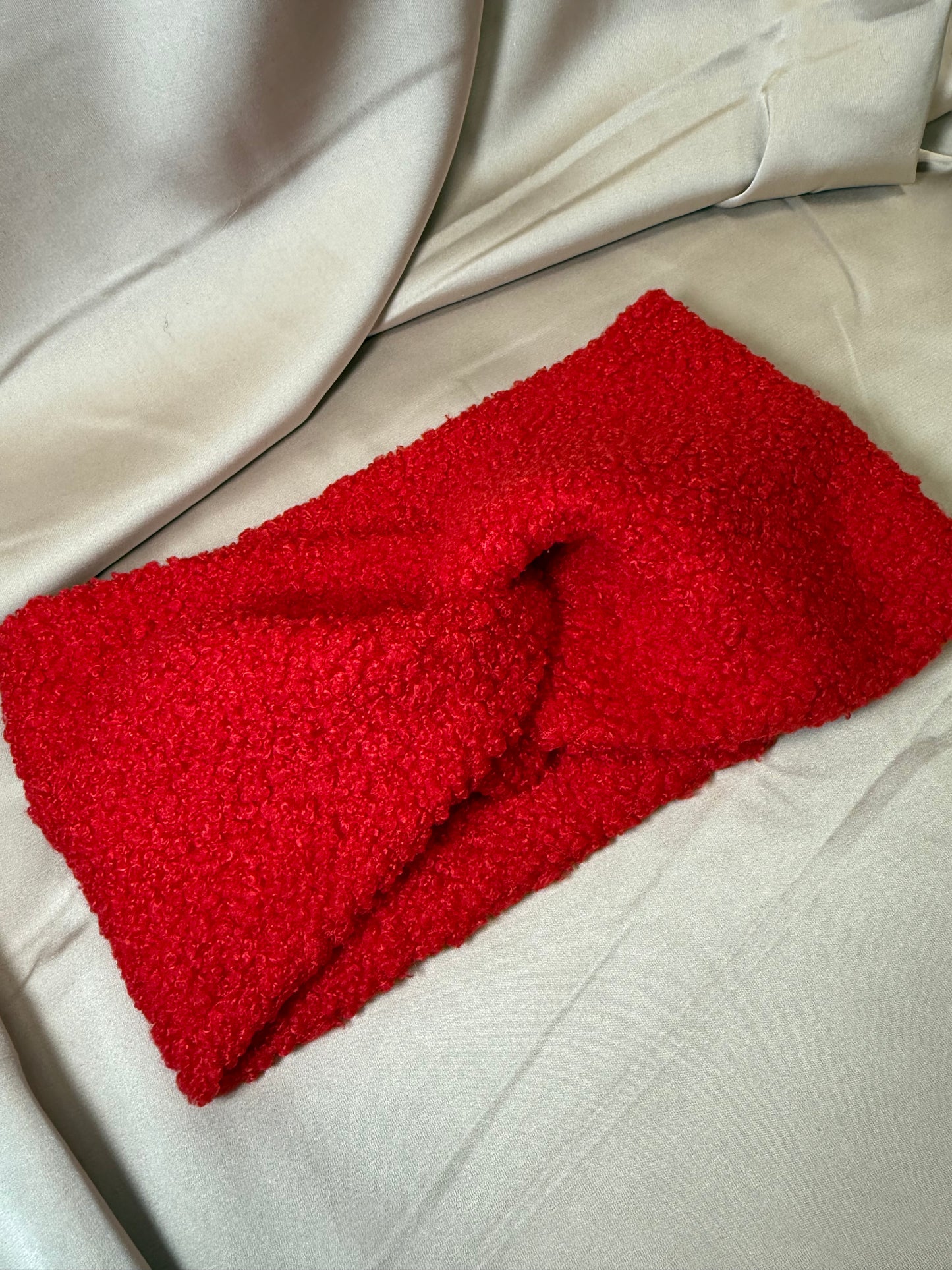 Raudona Teddy 🧸 galvajuostė