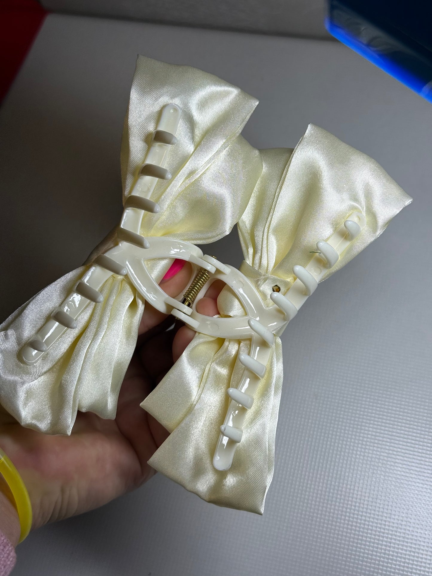 Kapkap su kaspinu kreminis