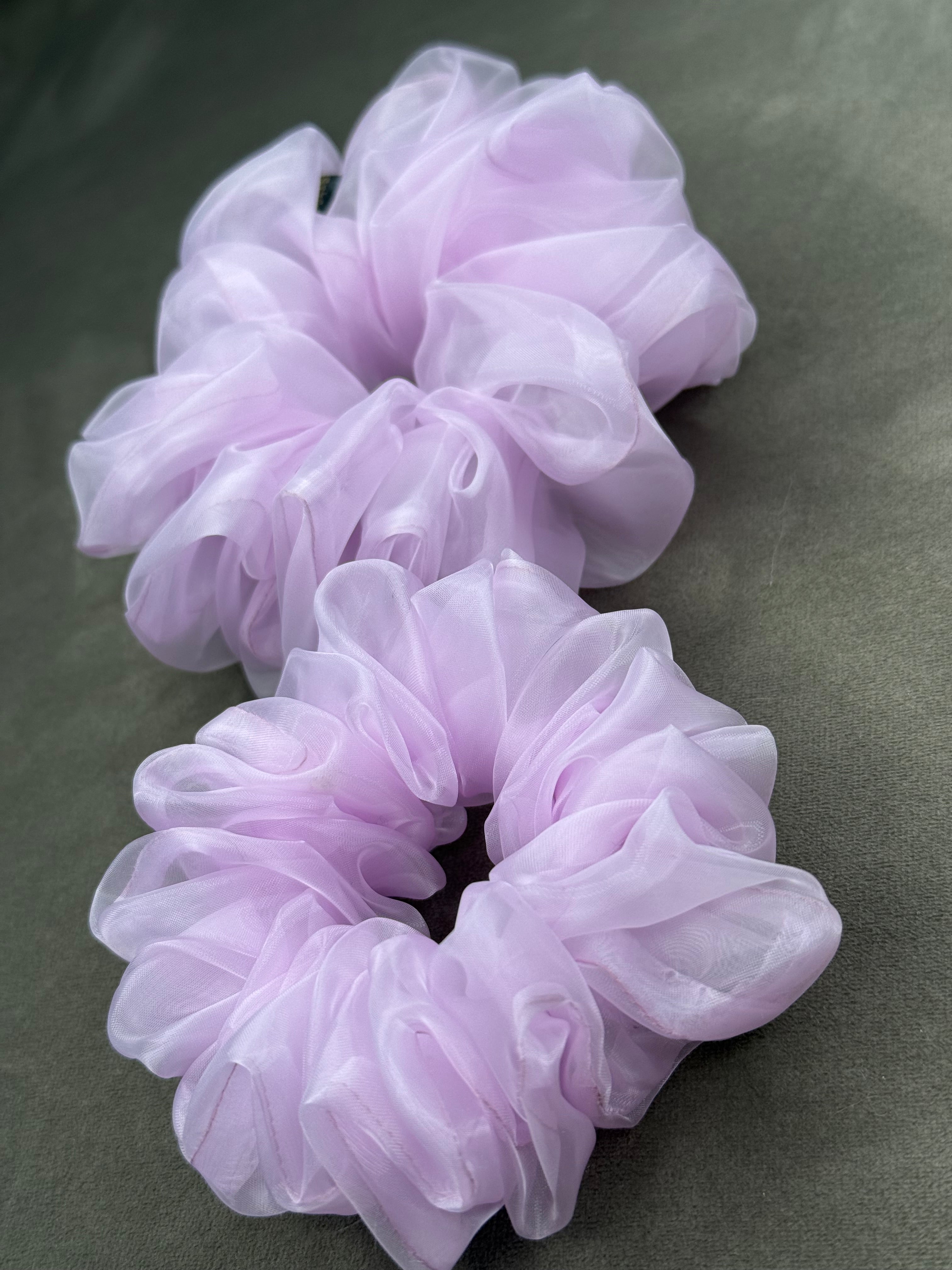 Šviesi alyvinė organzos gumelė