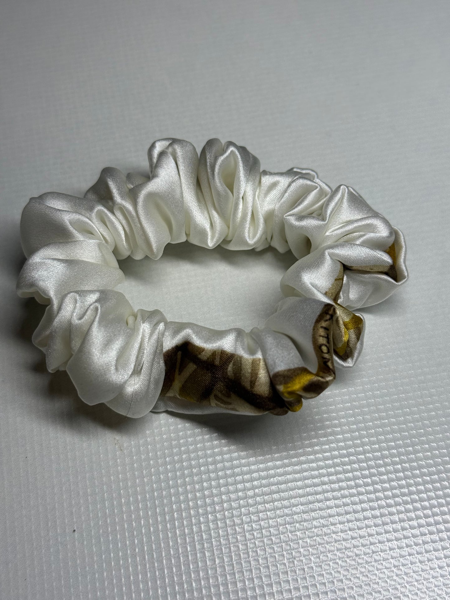 Kolekcinio KITON 100% šilko balta su raštuotu krašteliu gumelė S dydis