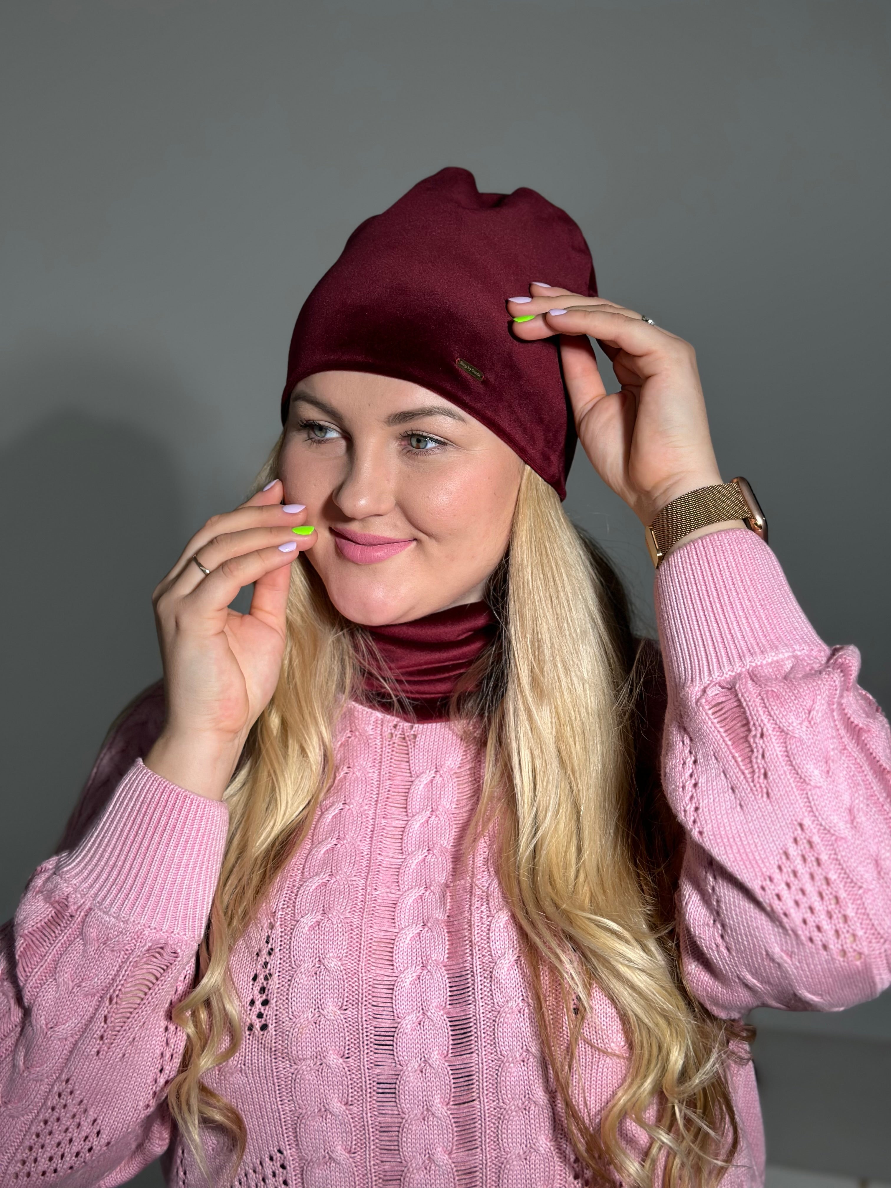 Bordo veliūro kepurė