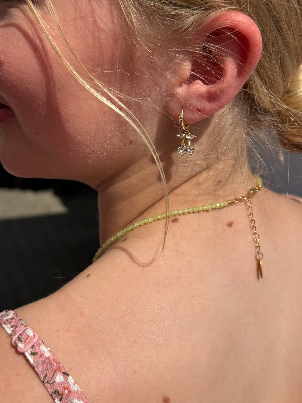 Gelsvas cirkonių minimalistinis vėrinys 🌙