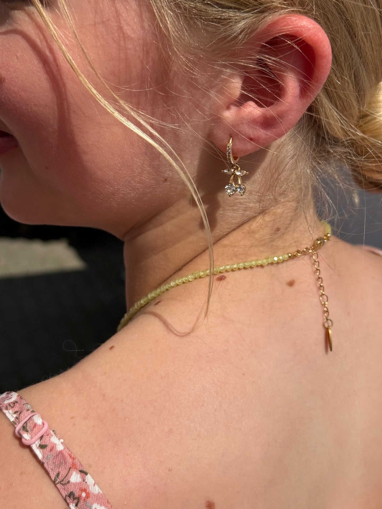 Gelsvas cirkonių minimalistinis vėrinys 🌙