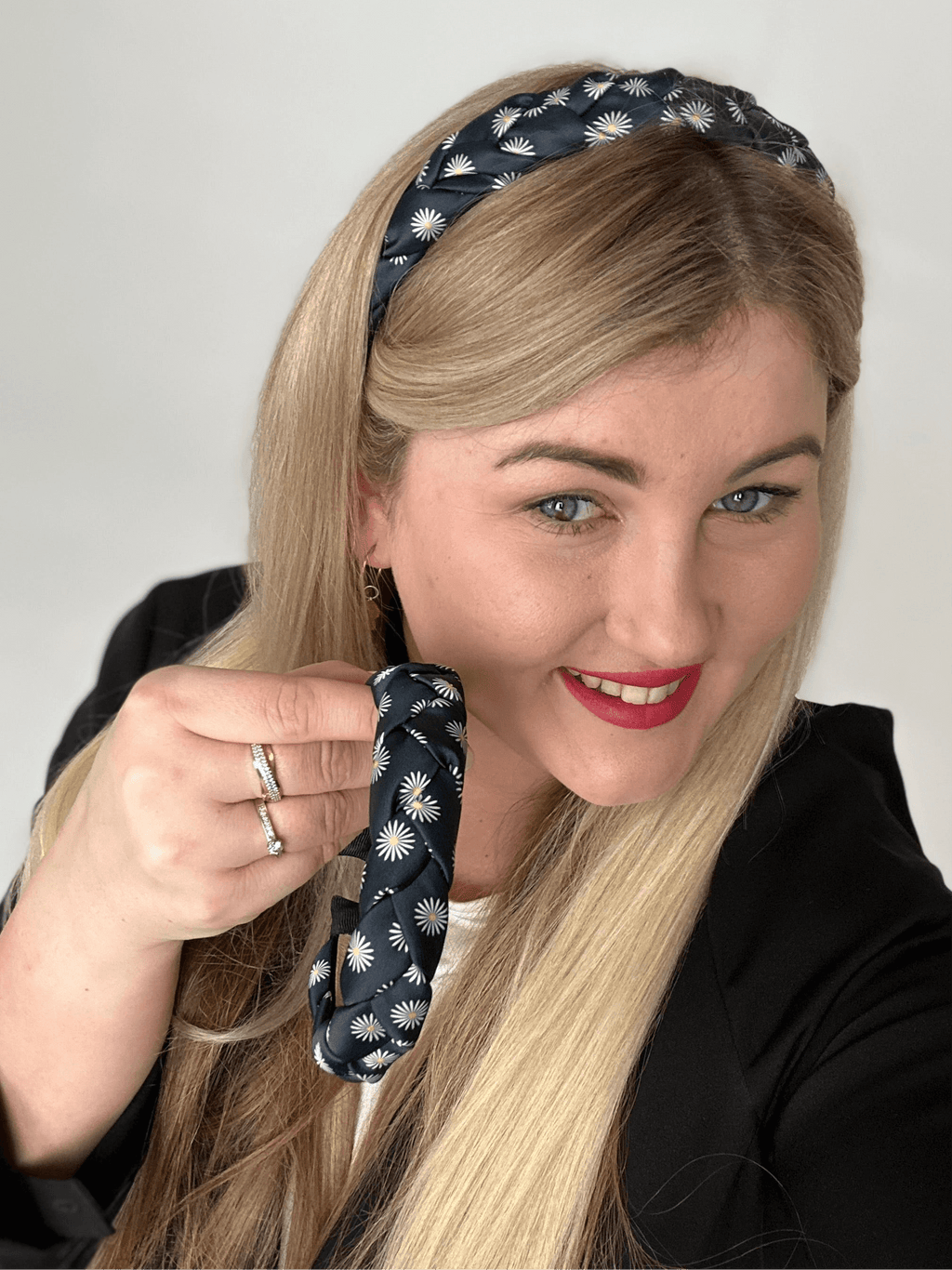 Juodas lankelis su ramunėlėmis