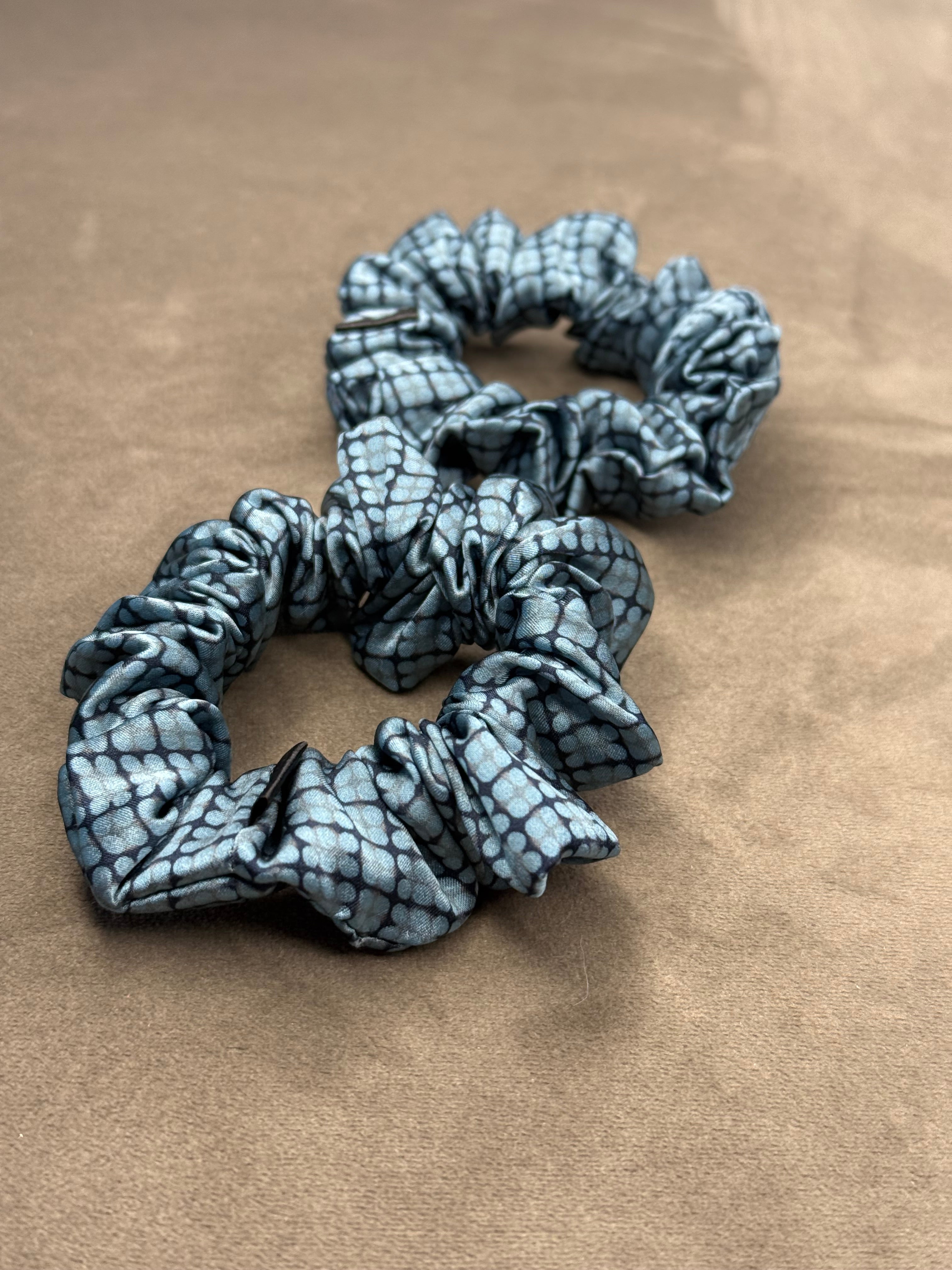 Fendi kolekcinio 100% natūralaus šilko gumelė | BLUE FLOWER