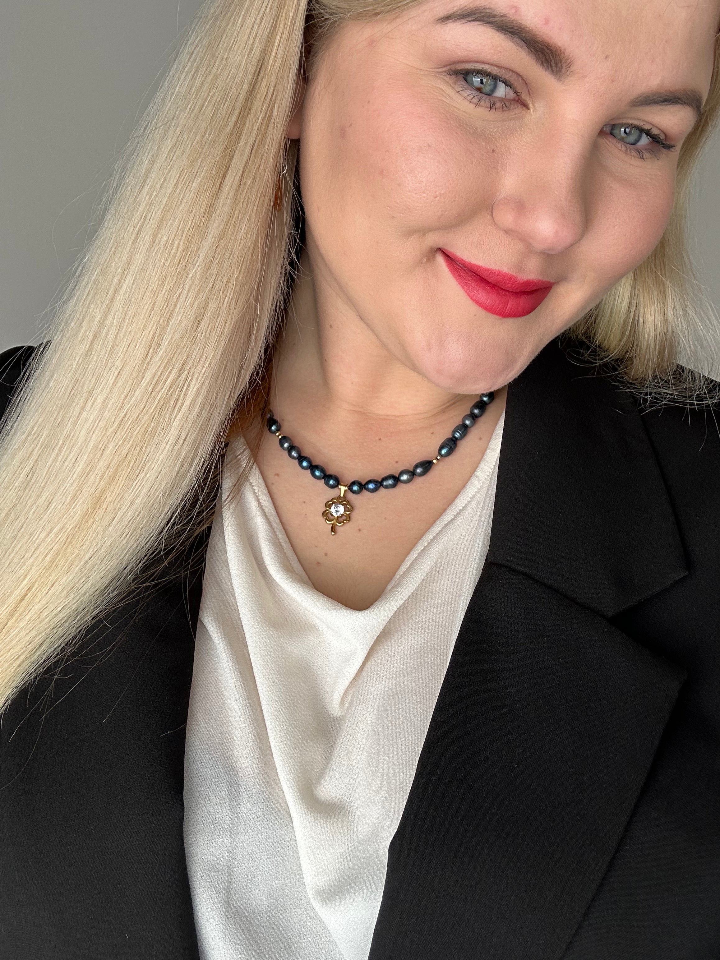 Juodų gėlavandenių perlų vėrinys su keturlapiu dobilu