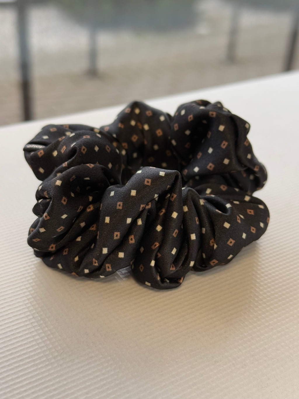 Juoda Pierre Cardin kolekcinio natūralaus mulberry šilko gumelė su taškeliais