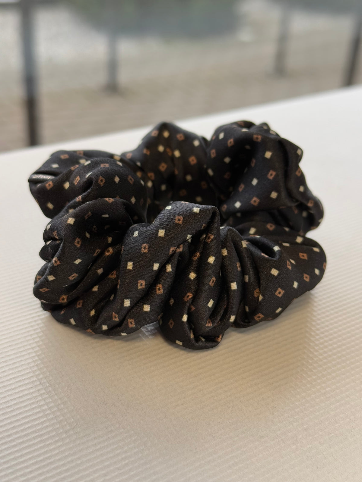 Juoda Pierre Cardin kolekcinio natūralaus mulberry šilko gumelė su taškeliais