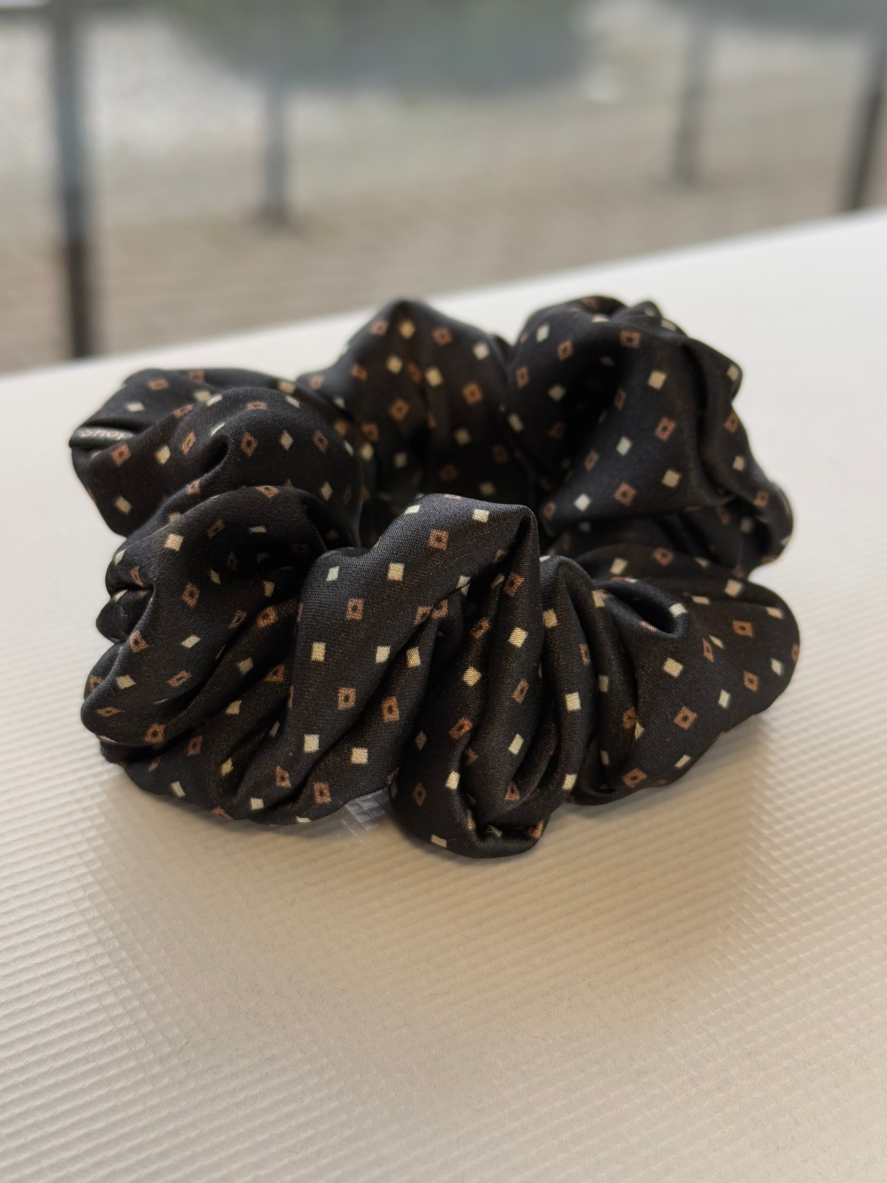 Juoda Pierre Cardin kolekcinio natūralaus mulberry šilko gumelė su taškeliais