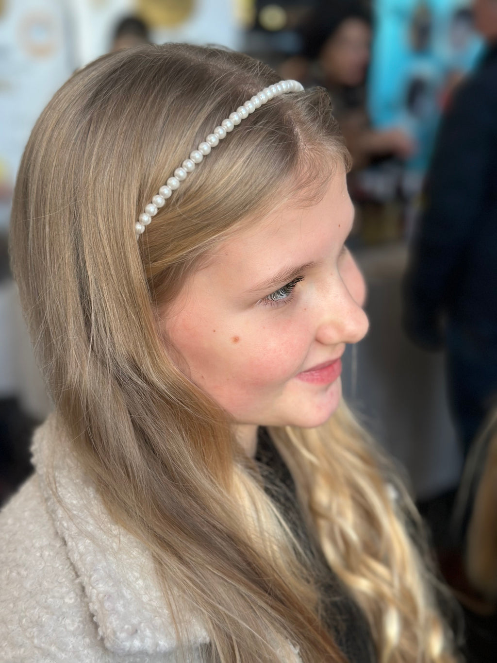 Baltų perliukų minimalistinis lankelis