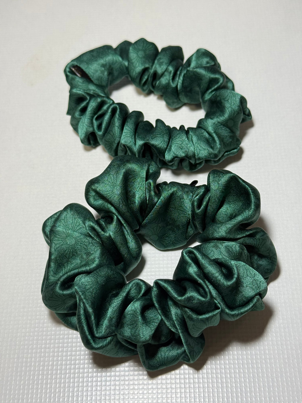 Kolekcinio 100% natūralaus šilko smaragdinė gumelė FLOWER