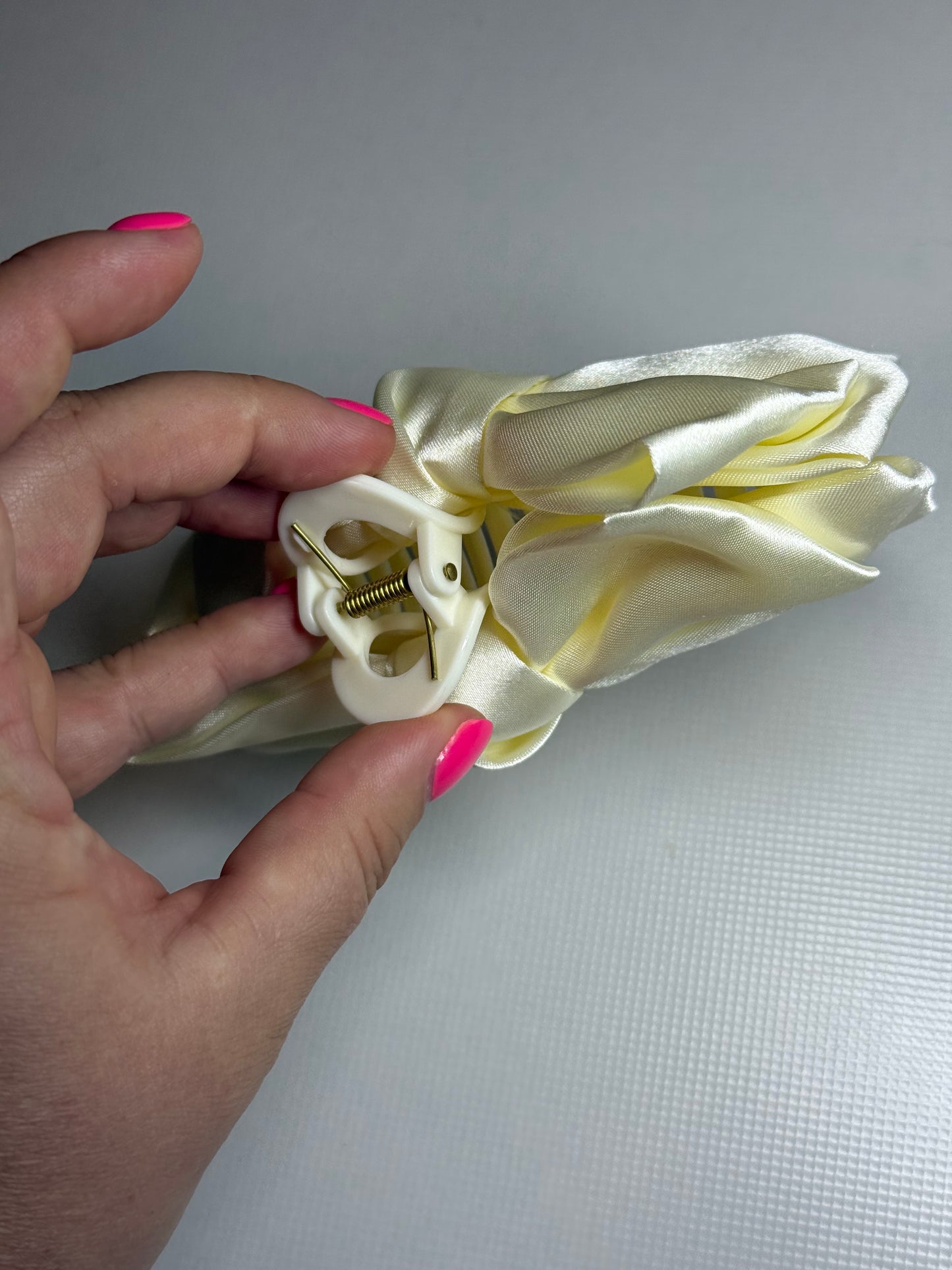 Kapkap su kaspinu kreminis