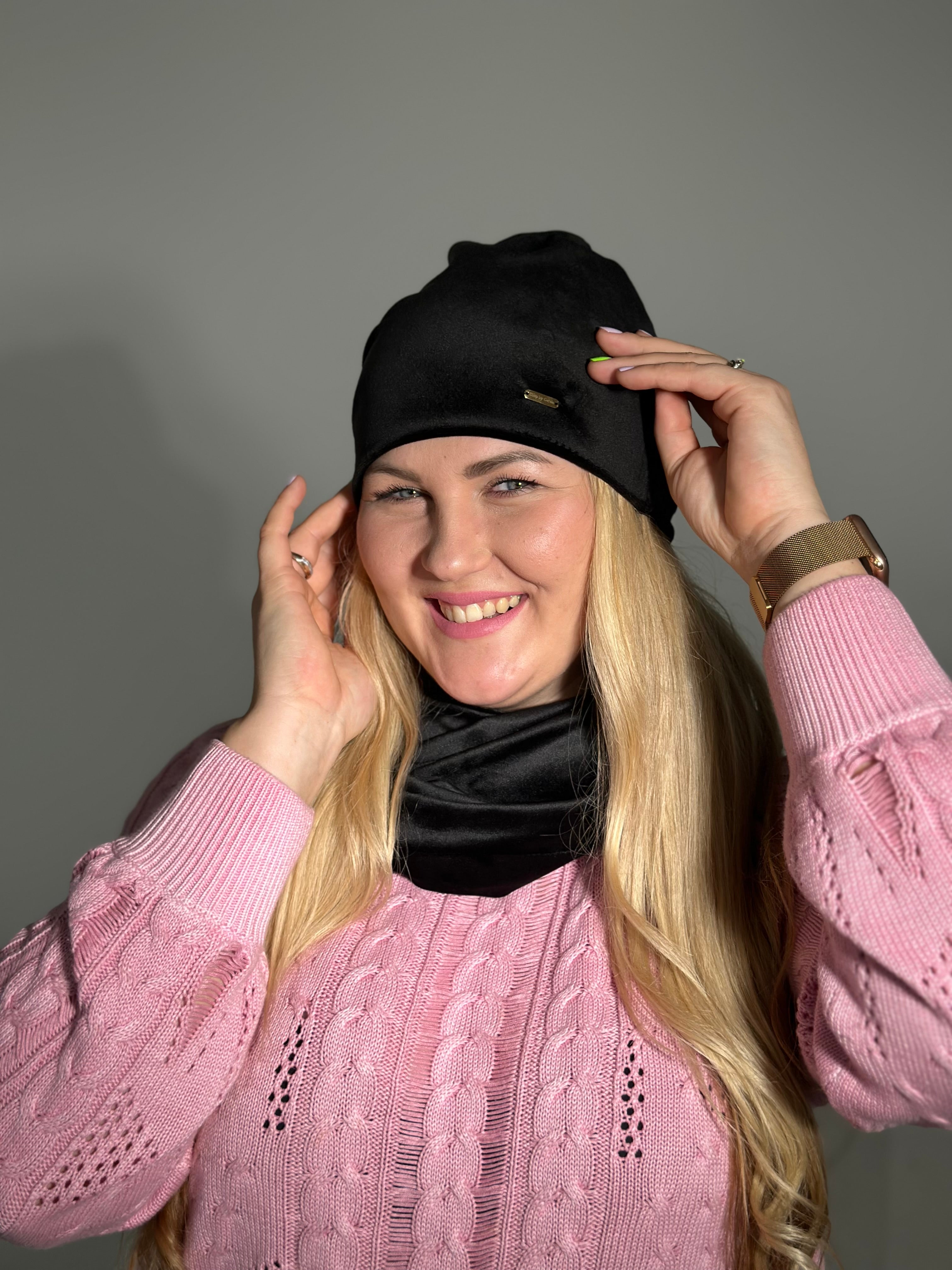 Juoda veliūro kepurė