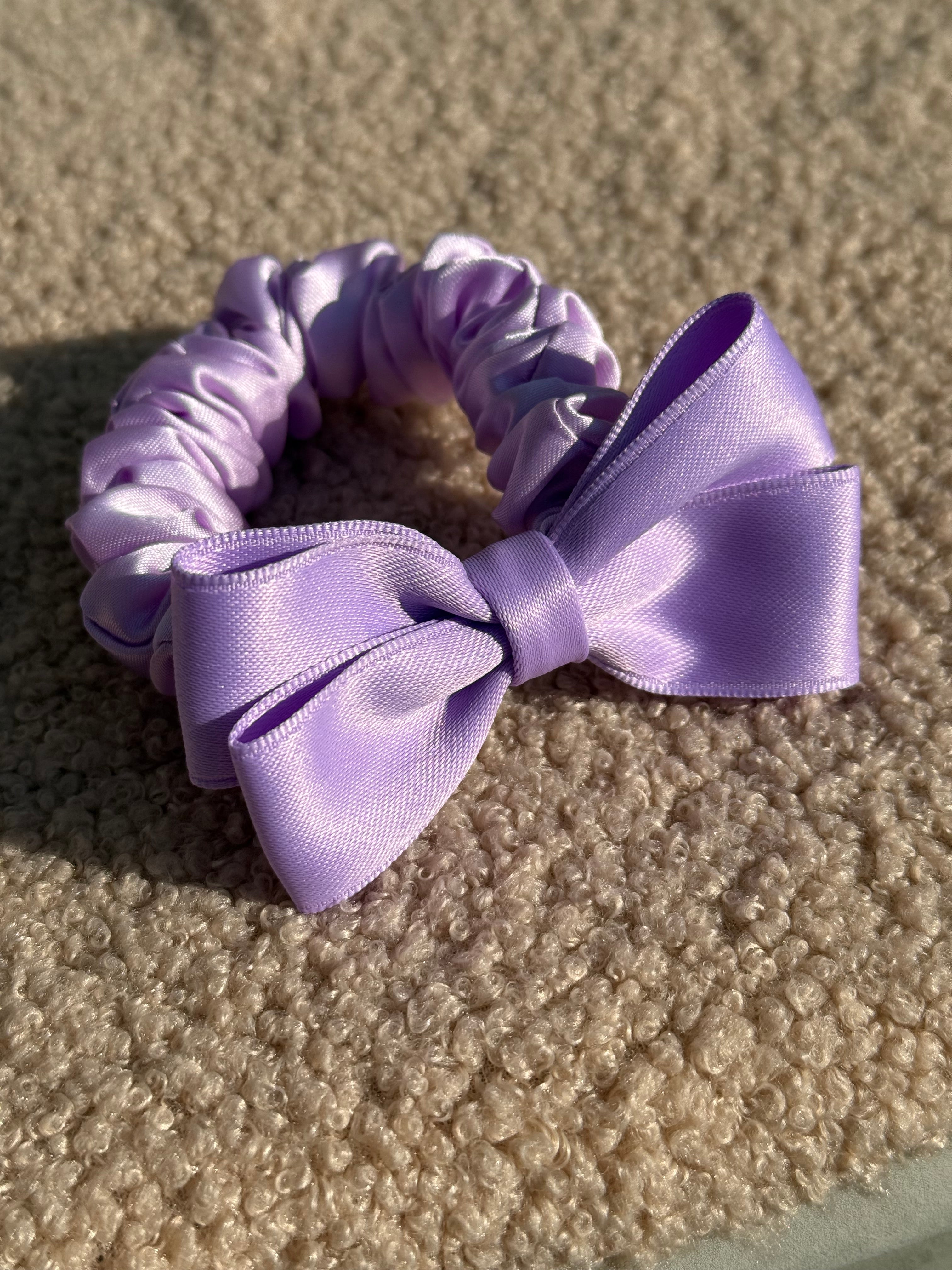 Alyvinė satino gumelė su kaspinu 💜