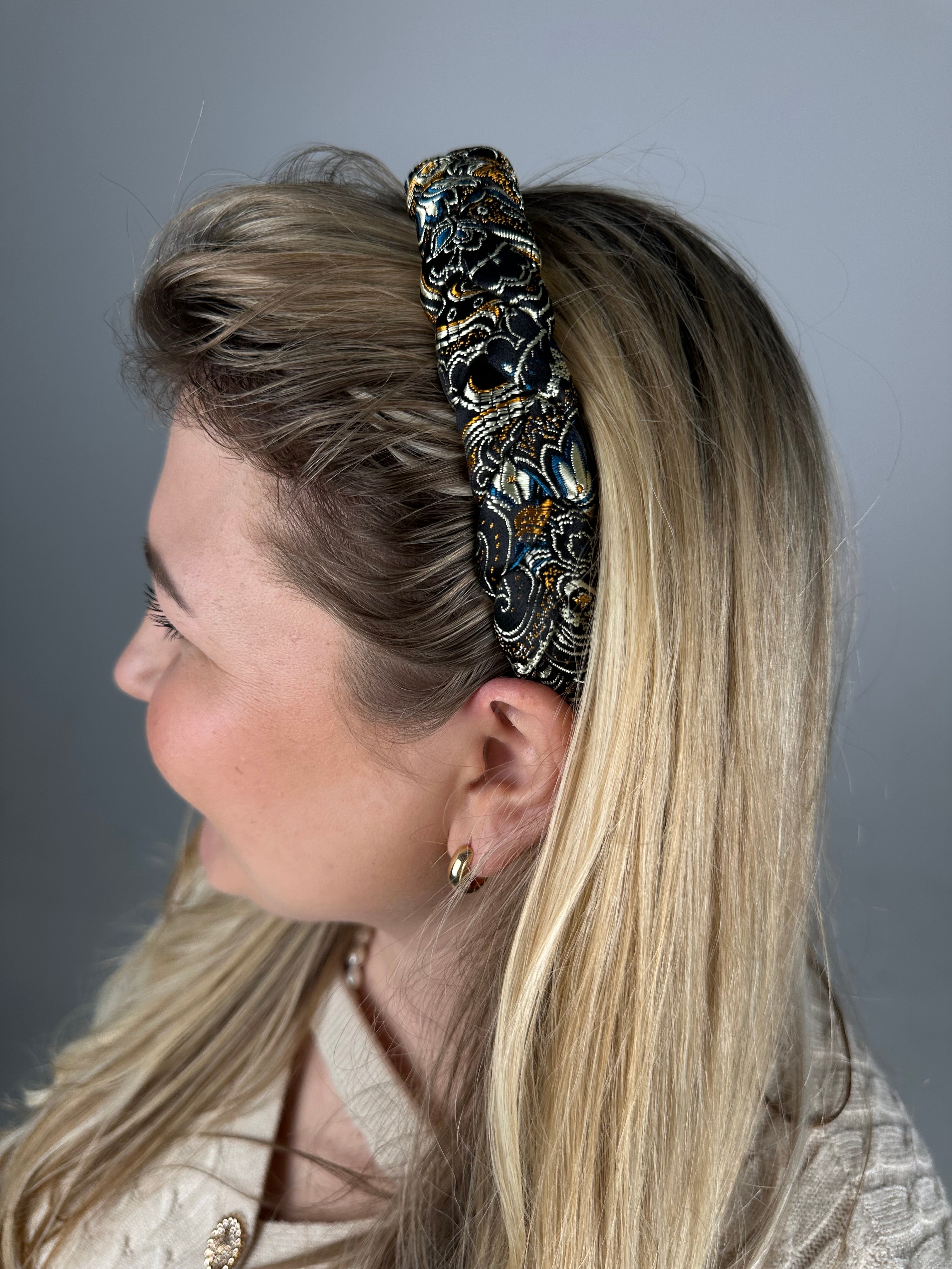 Karališko šilko juodas su auksiniais raštais 🖤