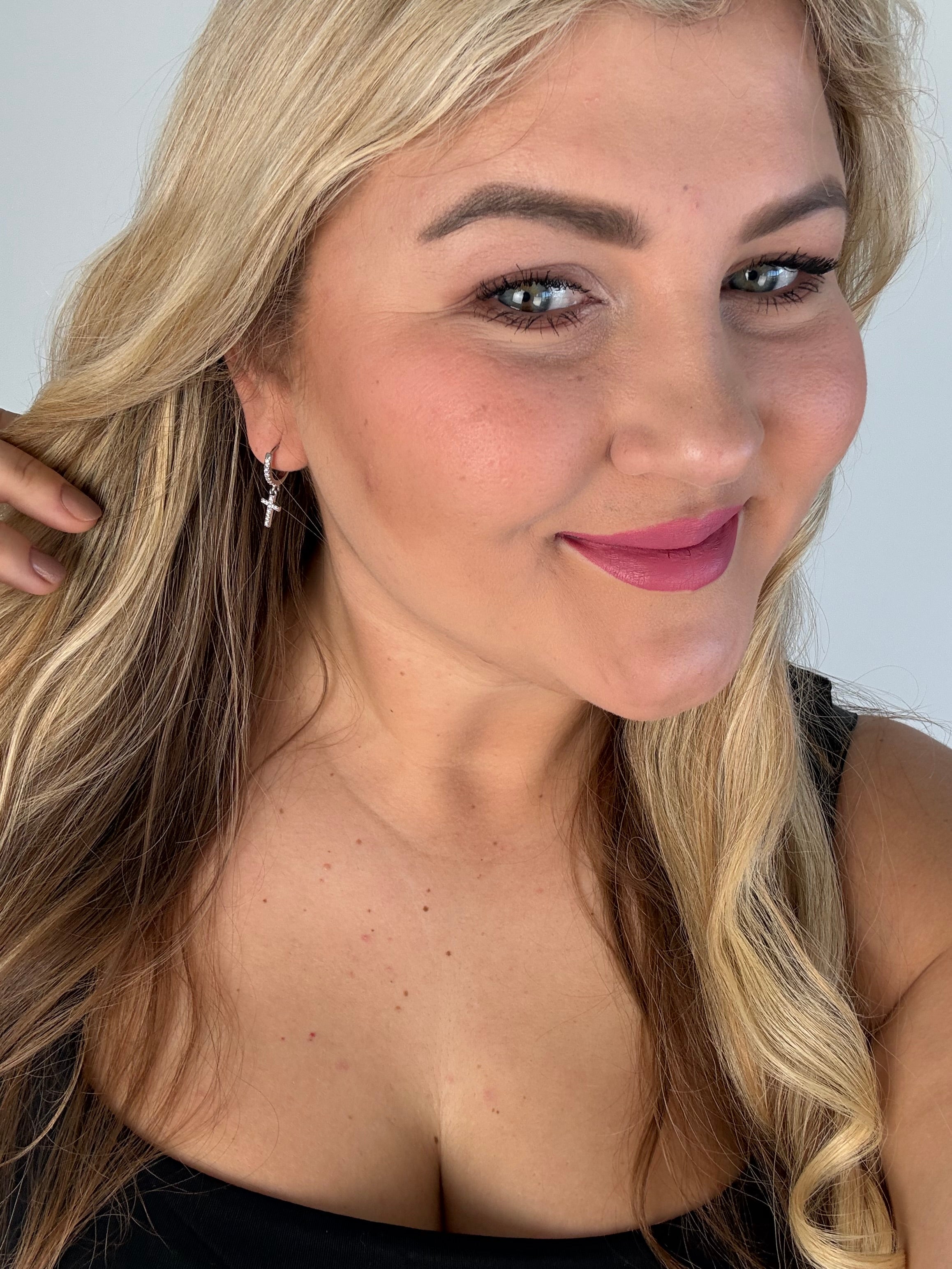 Auskarai su kryželiu ir cirkonio akutėmis sidabro spalva