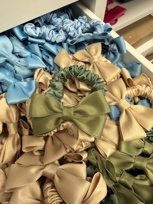 Pistacijų satino gumelė su kaspinu ☕️