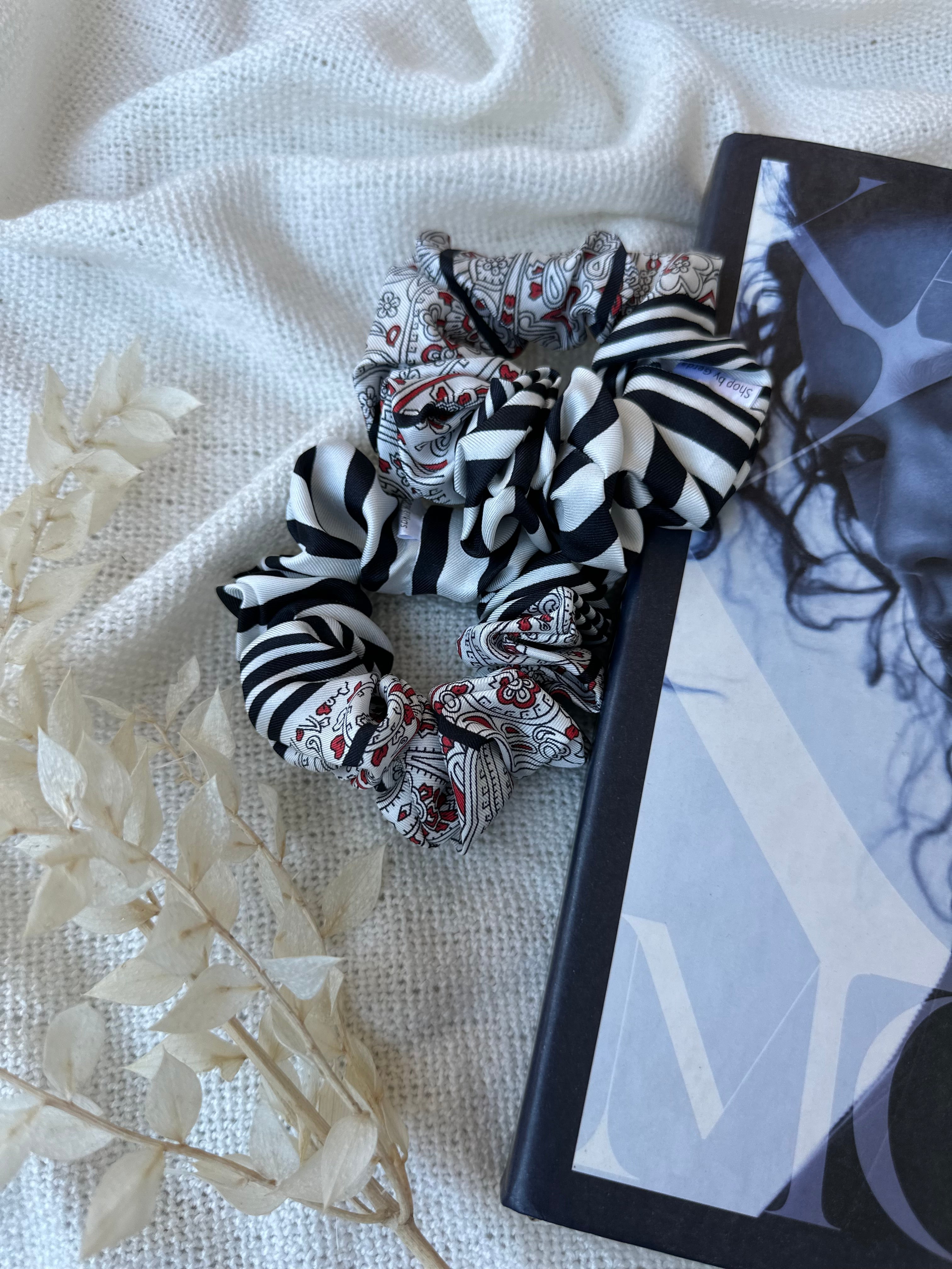 Kolekcinio šilko juoda su ornamentais natūralaus 100% šilko gumelė