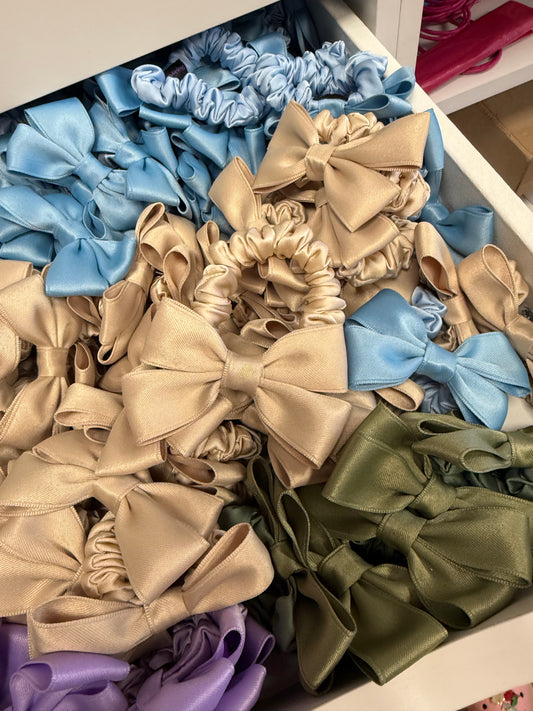 Cappuccino satino gumelė su kaspinu ☕️