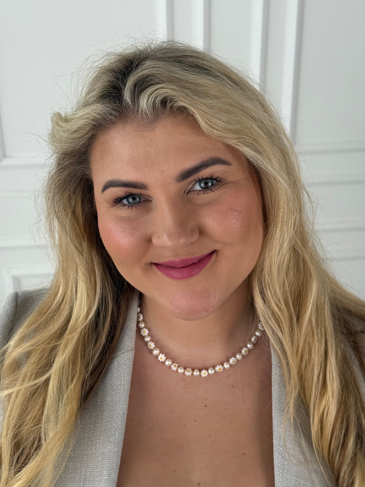 Natūralių gėlavandenių perlų vėrinys su ramunėlėmis 🌼