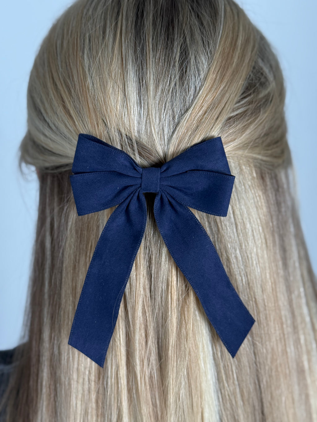 Tamsiai mėlynas kaspinukas su juostelėmis 💙