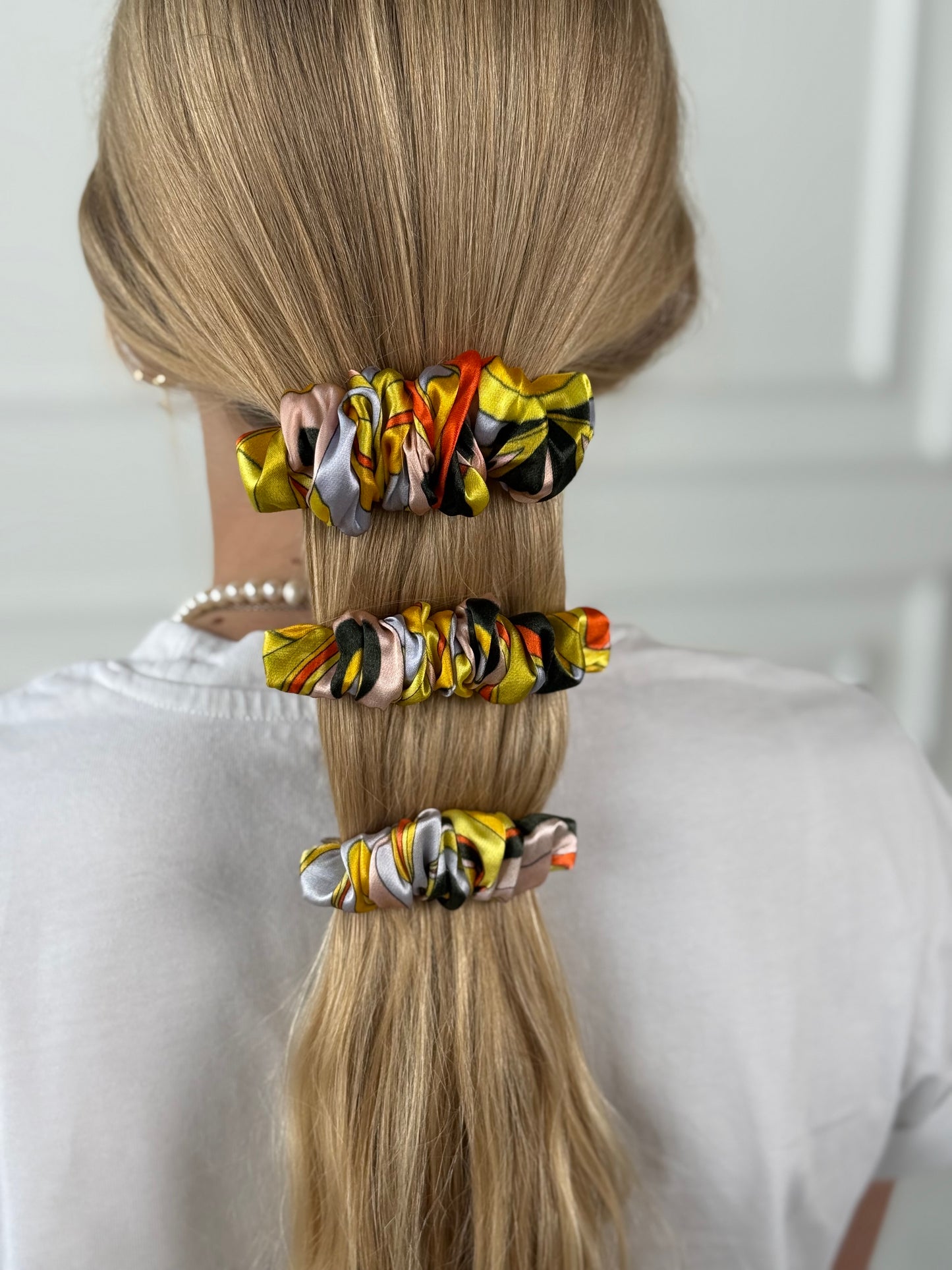 Natūralaus šilko segtukas raukinukas ‘DYNASTY’