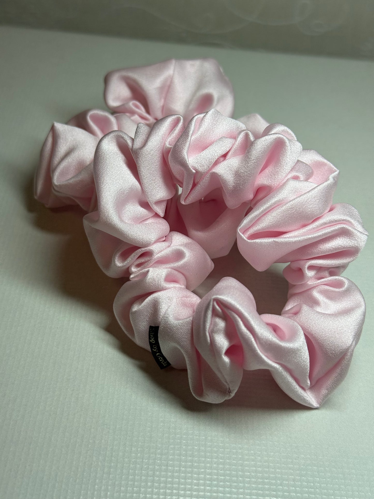 Šviesiai rožinė su blizgesiu nesiglamžanti gumelė M dydis