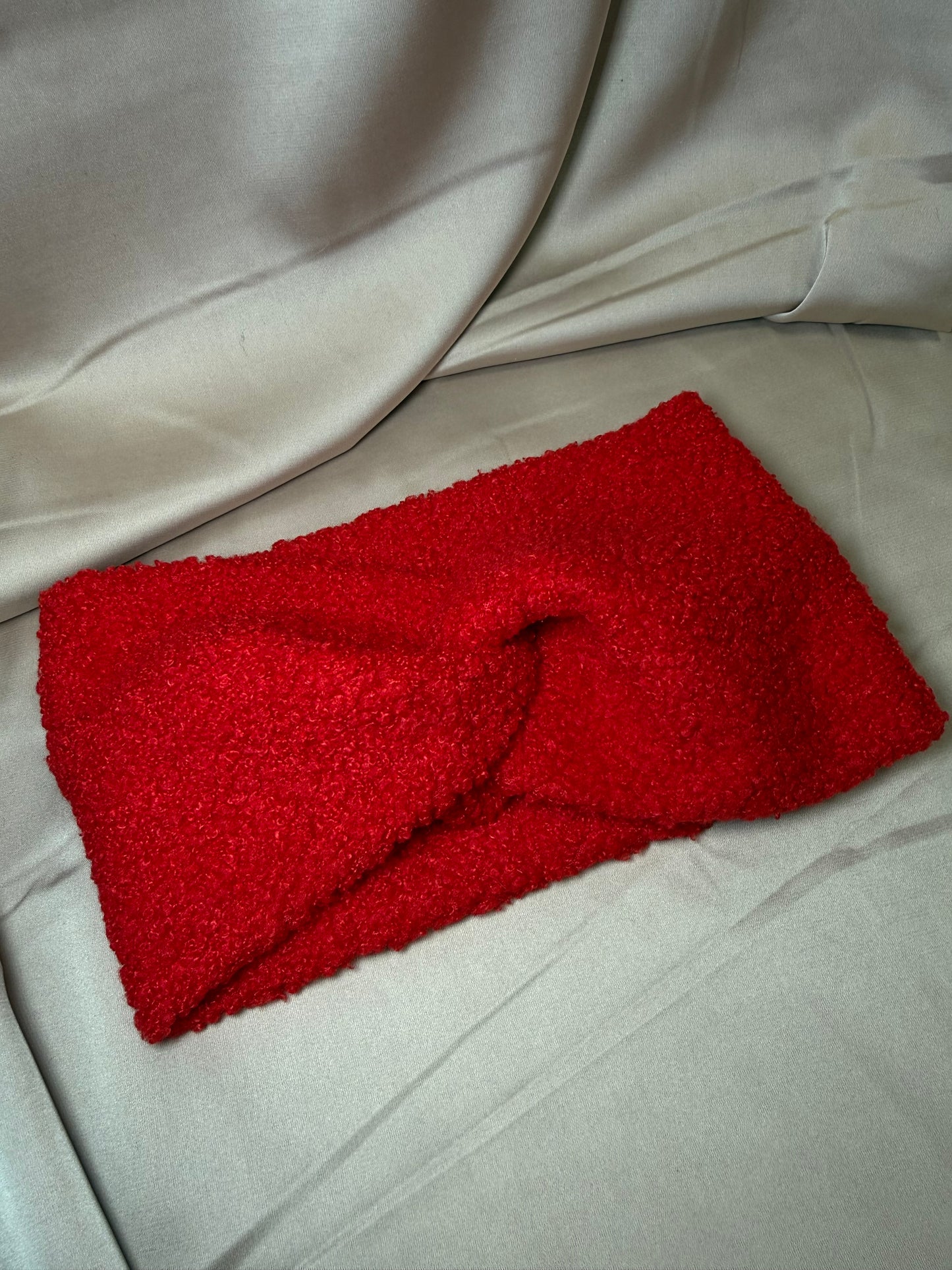 Raudona Teddy 🧸 galvajuostė