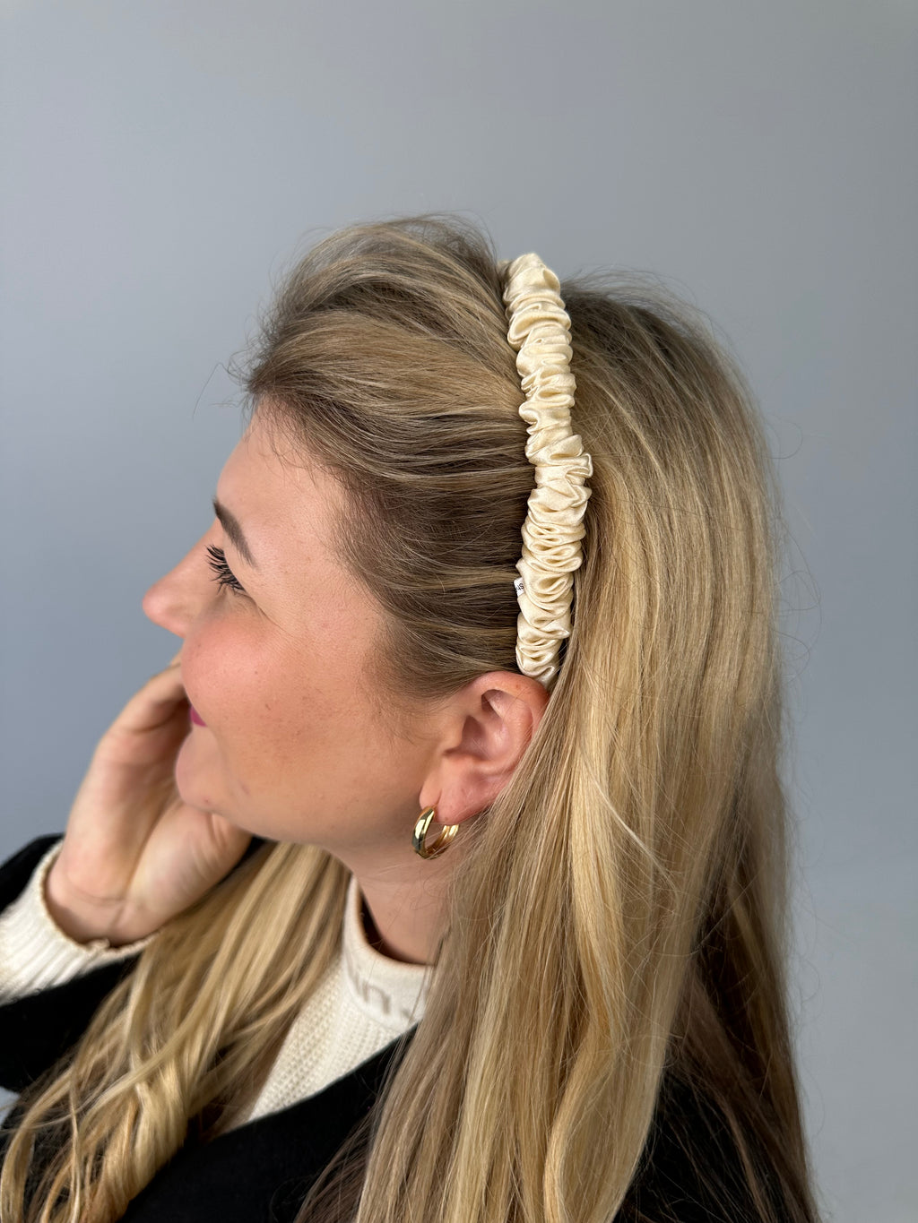 Nude natūralaus šilko plonasis lankelis