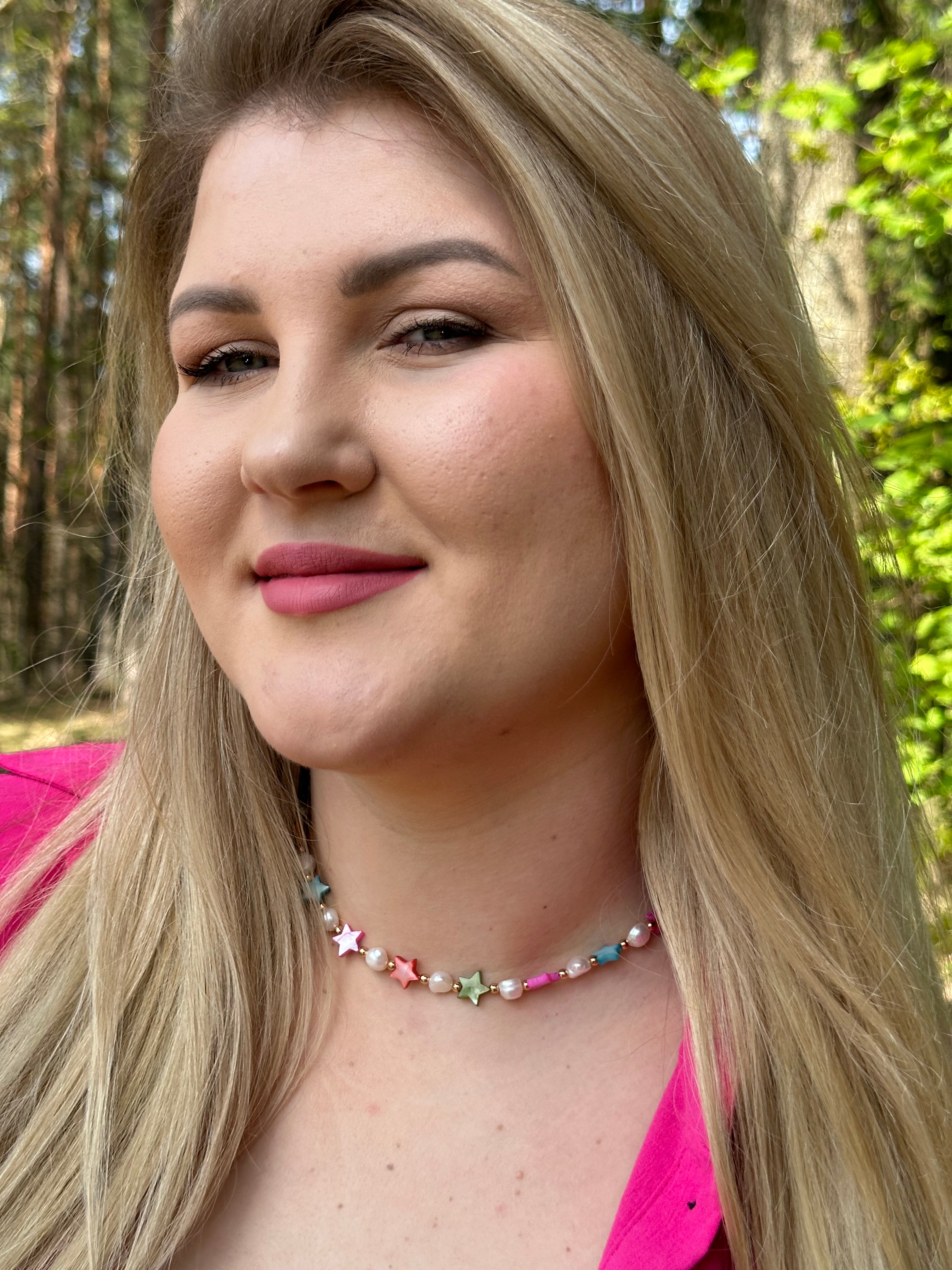 Natūralių įvairiaspalvių perlų ir spalvotų kriauklyčių žvaigždučių kaklo vėrinys